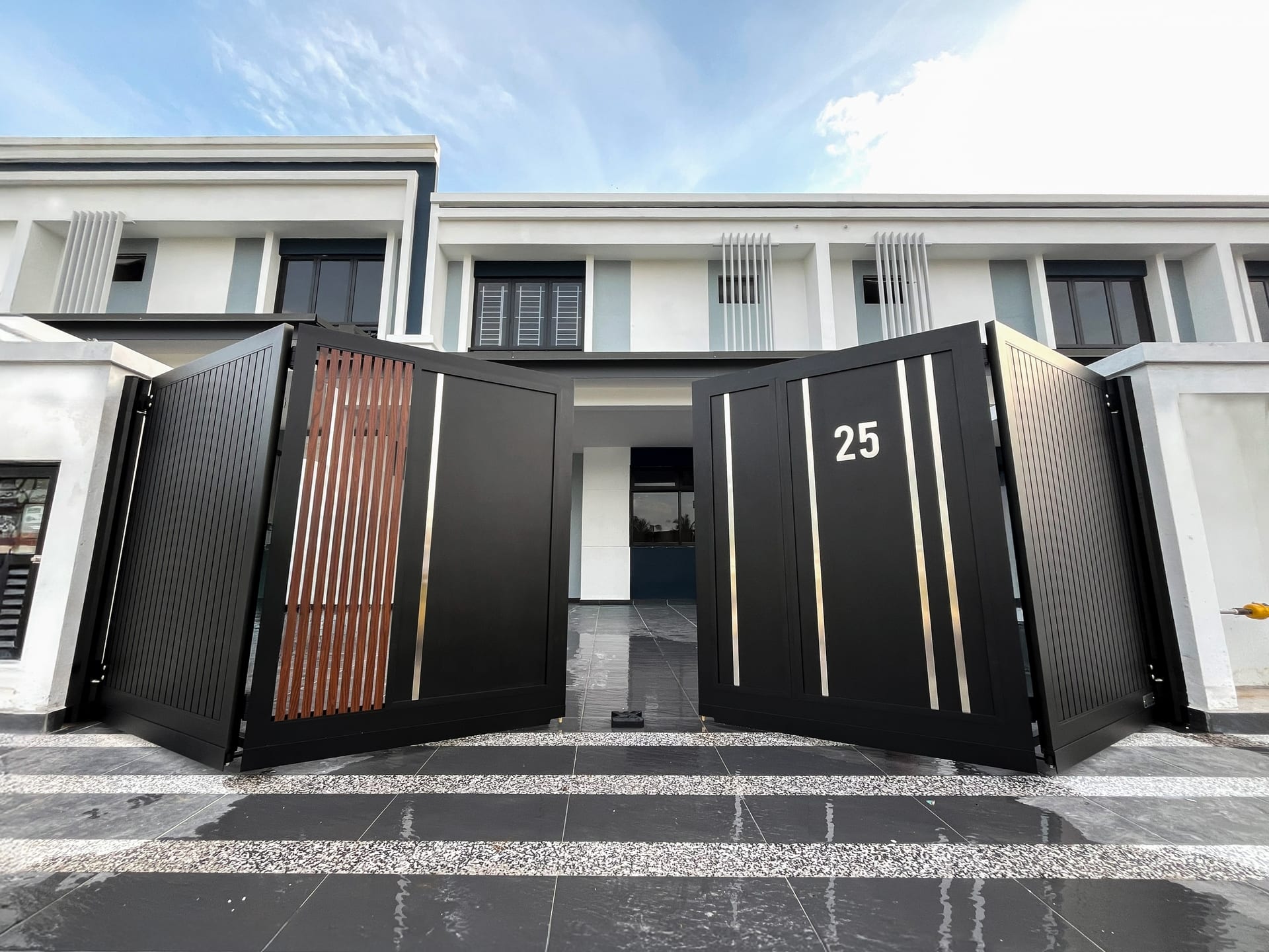 Trackless folding gate Trackless autogate Folding gate Malaysia Aluminium gate Malaysia Delux autogate Unigate Autogate Malaysia Unigate Malaysia Trackless gate Malaysia Aluminium gate supplier Malaysia Aluminium auto gate Autogate price Autogate system price Trackless autogate malaysia price Autogate malaysia price Aluminium gate suppliers linex 3
