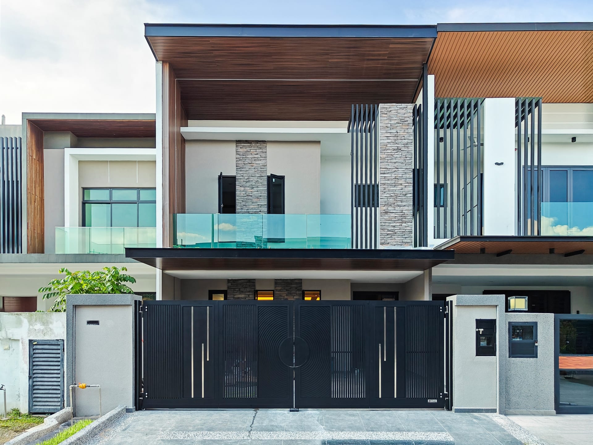 Trackless folding gate Trackless autogate Folding gate Malaysia Aluminium gate Malaysia Delux autogate Unigate Autogate Malaysia Unigate Malaysia Trackless gate Malaysia Aluminium gate supplier Malaysia Aluminium auto gate Autogate price Autogate system price Trackless autogate malaysia price Autogate malaysia price Aluminium gate suppliers grono 1