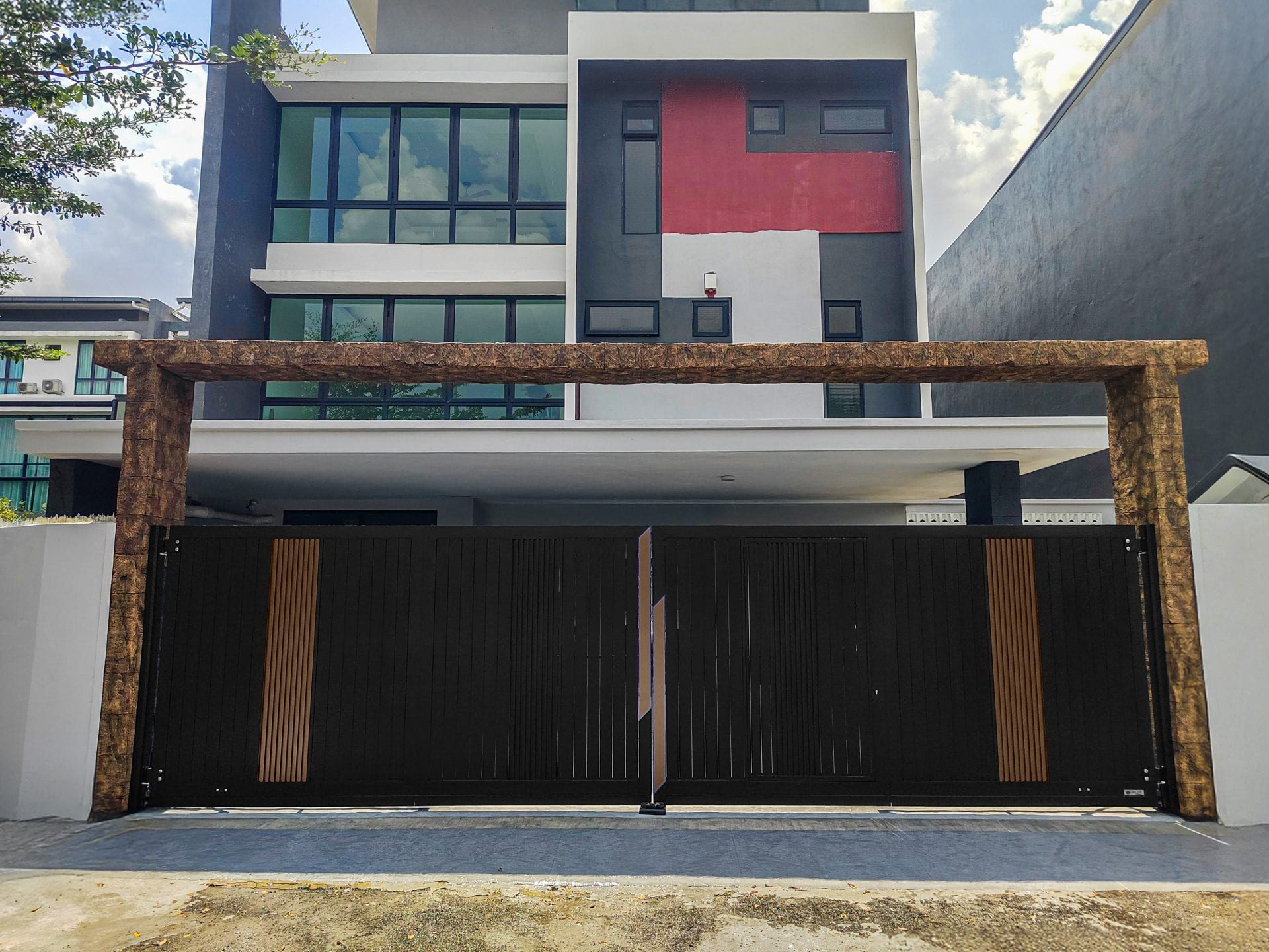 Trackless folding gate Trackless autogate Folding gate Malaysia Aluminium gate Malaysia Delux autogate Unigate Autogate Malaysia Unigate Malaysia Trackless gate Malaysia Aluminium gate supplier Malaysia Aluminium auto gate Autogate price Autogate system price Trackless autogate malaysia price Autogate malaysia price Aluminium gate suppliers lustre 1