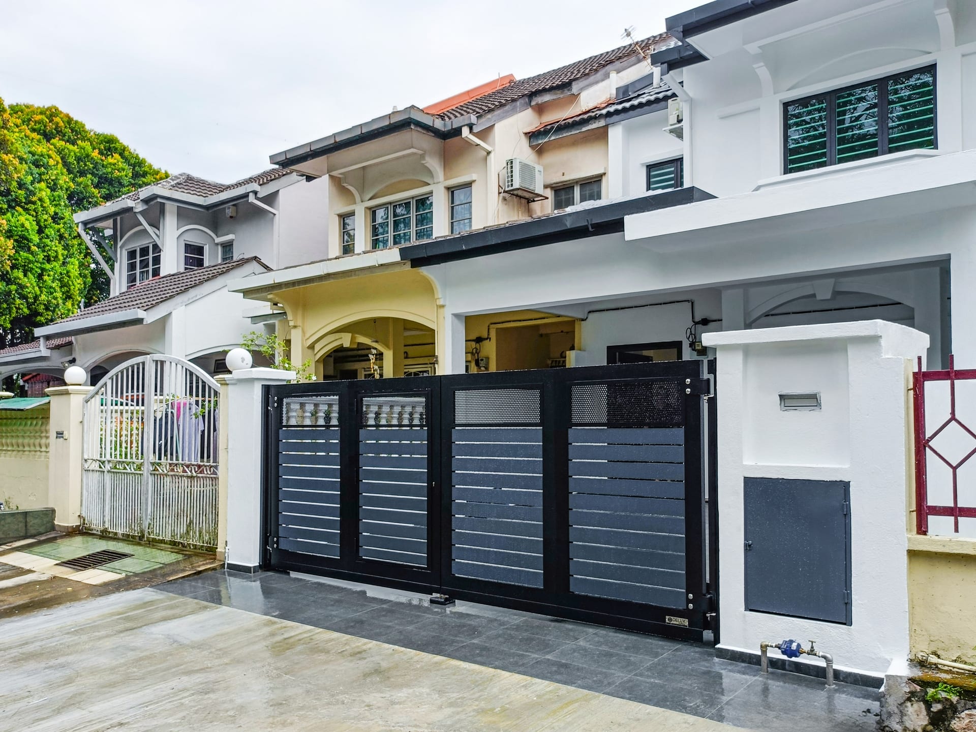 Trackless folding gate Trackless autogate Folding gate Malaysia Aluminium gate Malaysia Delux autogate Unigate Autogate Malaysia Unigate Malaysia Trackless gate Malaysia Aluminium gate supplier Malaysia Aluminium auto gate Autogate price Autogate system price Trackless autogate malaysia price Autogate malaysia price Aluminium gate suppliers texstone x4