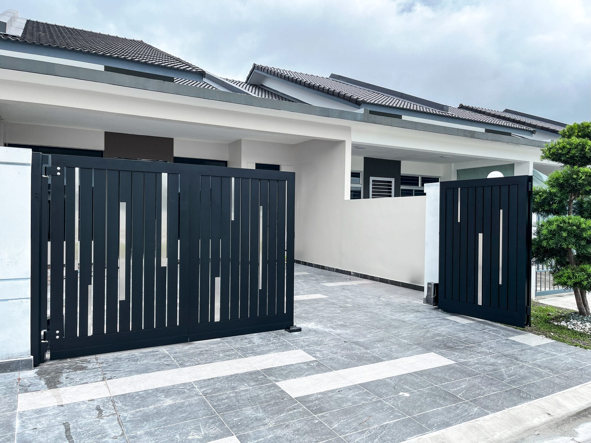 Trackless folding gate Trackless autogate Folding gate Malaysia Aluminium gate Malaysia Delux autogate Unigate Autogate Malaysia Unigate Malaysia Trackless gate Malaysia Aluminium gate supplier Malaysia Aluminium auto gate Autogate price Autogate system price Trackless autogate malaysia price Autogate malaysia price Aluminium gate suppliers x-line 1