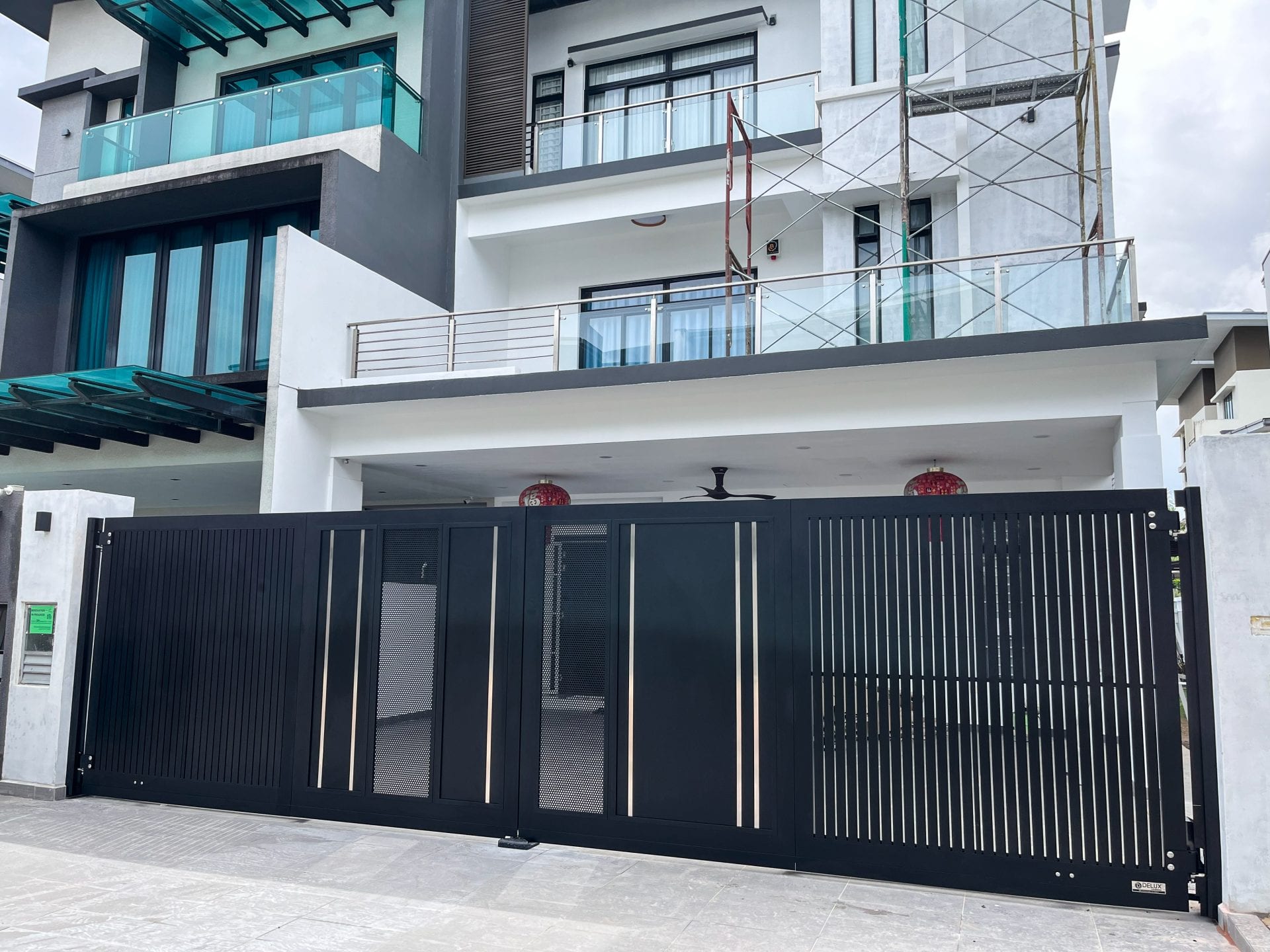 Trackless folding gate Trackless autogate Folding gate Malaysia Aluminium gate Malaysia Delux autogate Unigate Autogate Malaysia Unigate Malaysia Trackless gate Malaysia Aluminium gate supplier Malaysia Aluminium auto gate Autogate price Autogate system price Trackless autogate malaysia price Autogate malaysia price Aluminium gate suppliers stripe 1