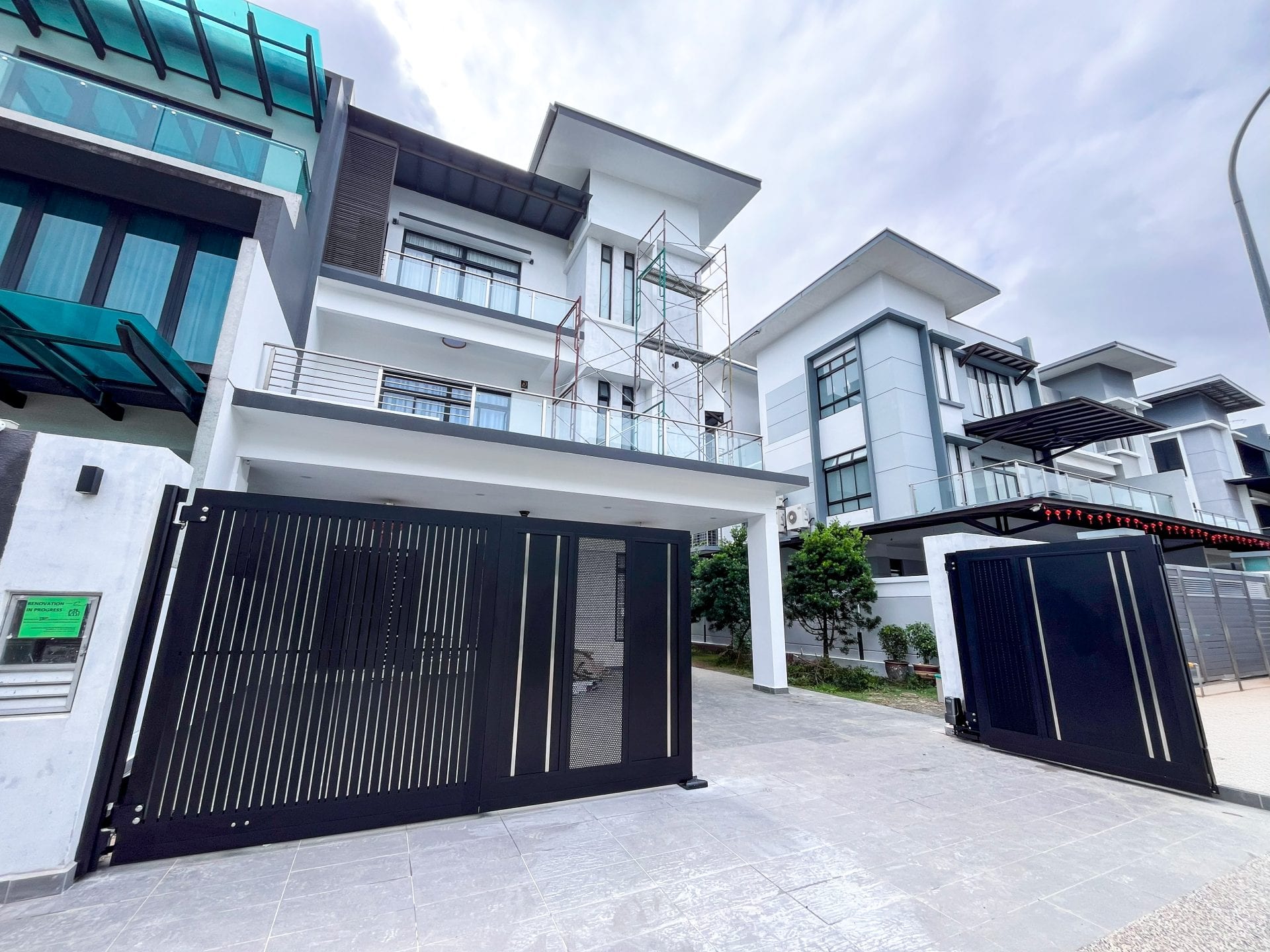 Trackless folding gate Trackless autogate Folding gate Malaysia Aluminium gate Malaysia Delux autogate Unigate Autogate Malaysia Unigate Malaysia Trackless gate Malaysia Aluminium gate supplier Malaysia Aluminium auto gate Autogate price Autogate system price Trackless autogate malaysia price Autogate malaysia price Aluminium gate suppliers stripe 1
