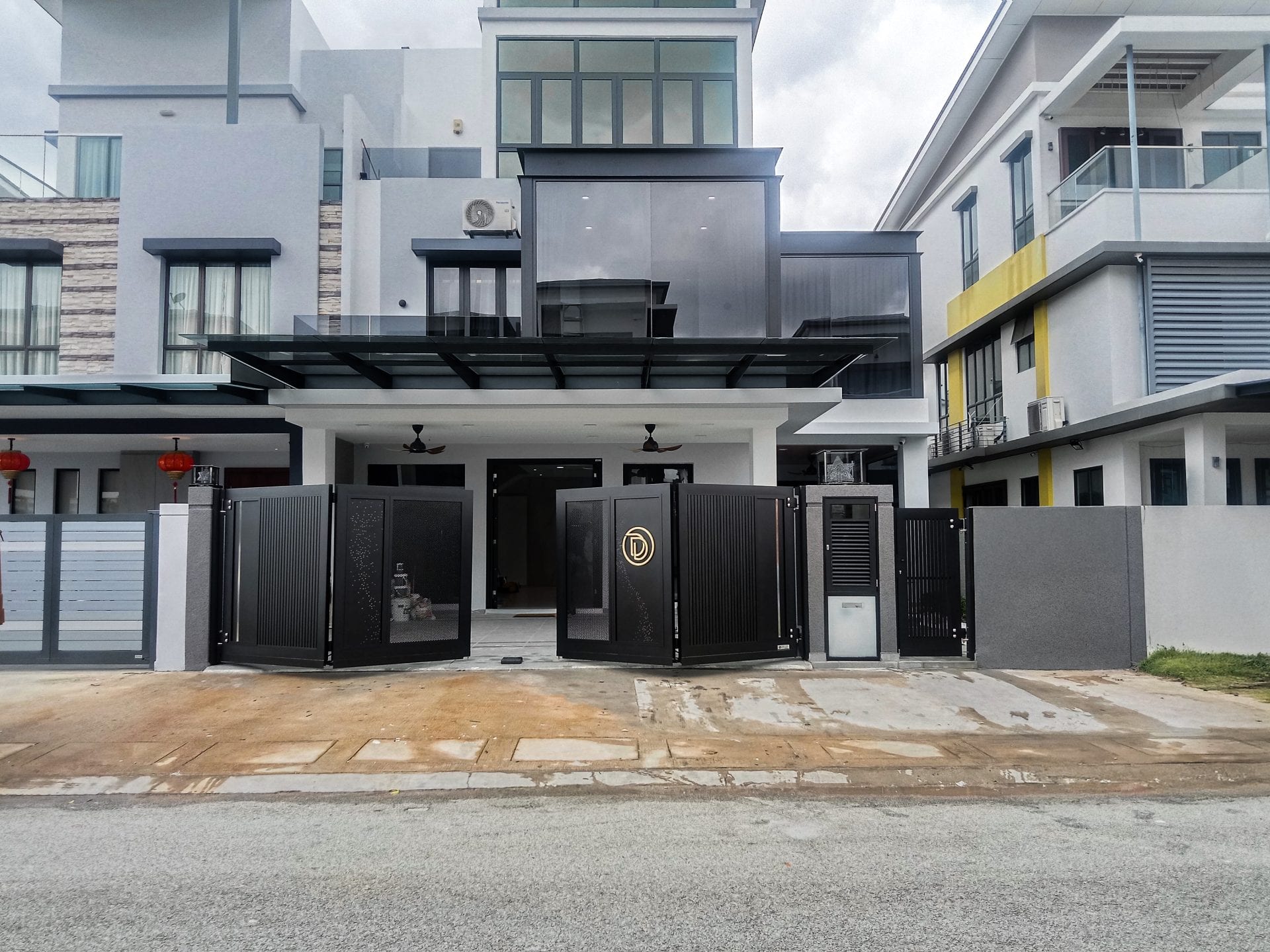 Trackless folding gate Trackless autogate Folding gate Malaysia Aluminium gate Malaysia Delux autogate Unigate Autogate Malaysia Unigate Malaysia Trackless gate Malaysia Aluminium gate supplier Malaysia Aluminium auto gate Autogate price Autogate system price Trackless autogate malaysia price Autogate malaysia price Aluminium gate suppliers vera