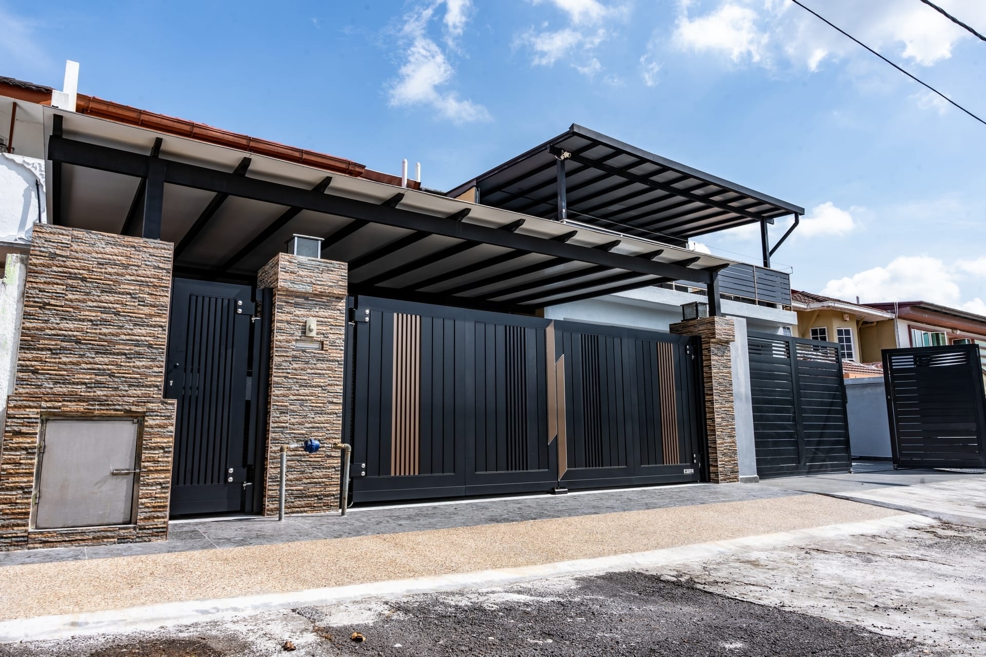 Trackless folding gate Trackless autogate Folding gate Malaysia Aluminium gate Malaysia Delux autogate Unigate Autogate Malaysia Unigate Malaysia Trackless gate Malaysia Aluminium gate supplier Malaysia Aluminium auto gate Autogate price Autogate system price Trackless autogate malaysia price Autogate malaysia price Aluminium gate suppliers lustre 1
