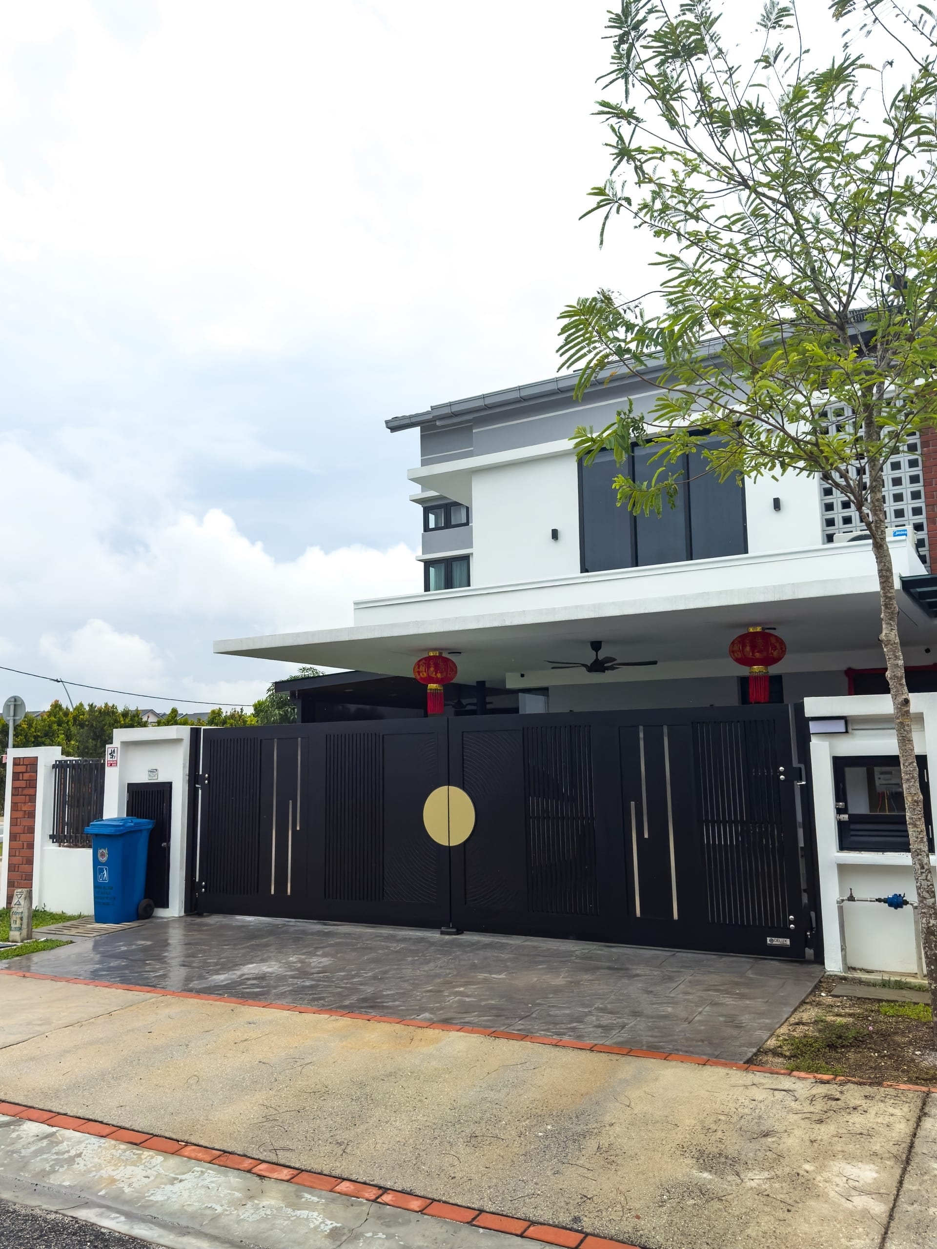 Trackless folding gate Trackless autogate Folding gate Malaysia Aluminium gate Malaysia Delux autogate Unigate Autogate Malaysia Unigate Malaysia Trackless gate Malaysia Aluminium gate supplier Malaysia Aluminium auto gate Autogate price Autogate system price Trackless autogate malaysia price Autogate malaysia price Aluminium gate suppliers grono 1