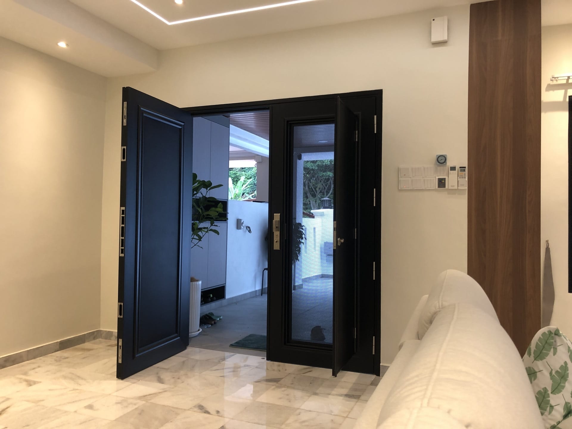 Security door Malaysia Aluminum door Luxury security door Delux security door price Aluminium security door Alutechdoor Security door design for home Best safety door Best security door malaysia Modern security door Security door design Safety door Malaysia Premium security door dt301
