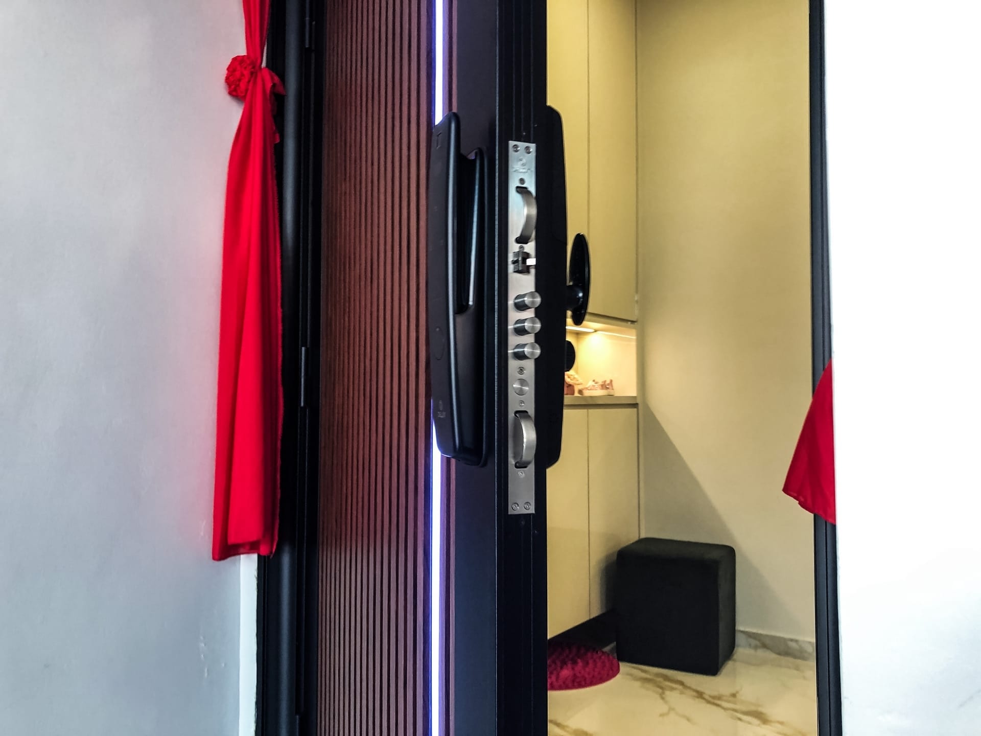 Security door Malaysia Aluminum door Luxury security door Delux security door price Aluminium security door Alutechdoor Security door design for home Best safety door Best security door malaysia Modern security door Security door design Safety door Malaysia Premium security door dt663