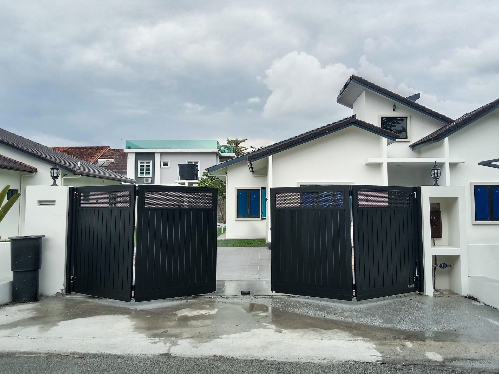 Trackless folding gate Trackless autogate Folding gate Malaysia Aluminium gate Malaysia Delux autogate Unigate Autogate Malaysia Unigate Malaysia Trackless gate Malaysia Aluminium gate supplier Malaysia Aluminium auto gate Autogate price Autogate system price Trackless autogate malaysia price Autogate malaysia price Aluminium gate suppliers vert 1