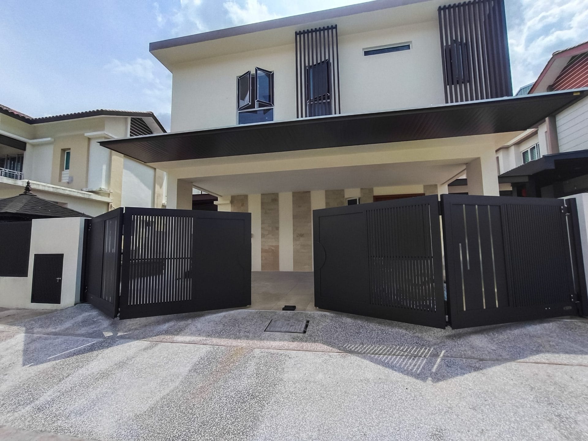 Trackless folding gate Trackless autogate Folding gate Malaysia Aluminium gate Malaysia Delux autogate Unigate Autogate Malaysia Unigate Malaysia Trackless gate Malaysia Aluminium gate supplier Malaysia Aluminium auto gate Autogate price Autogate system price Trackless autogate malaysia price Autogate malaysia price Aluminium gate suppliers grono 2