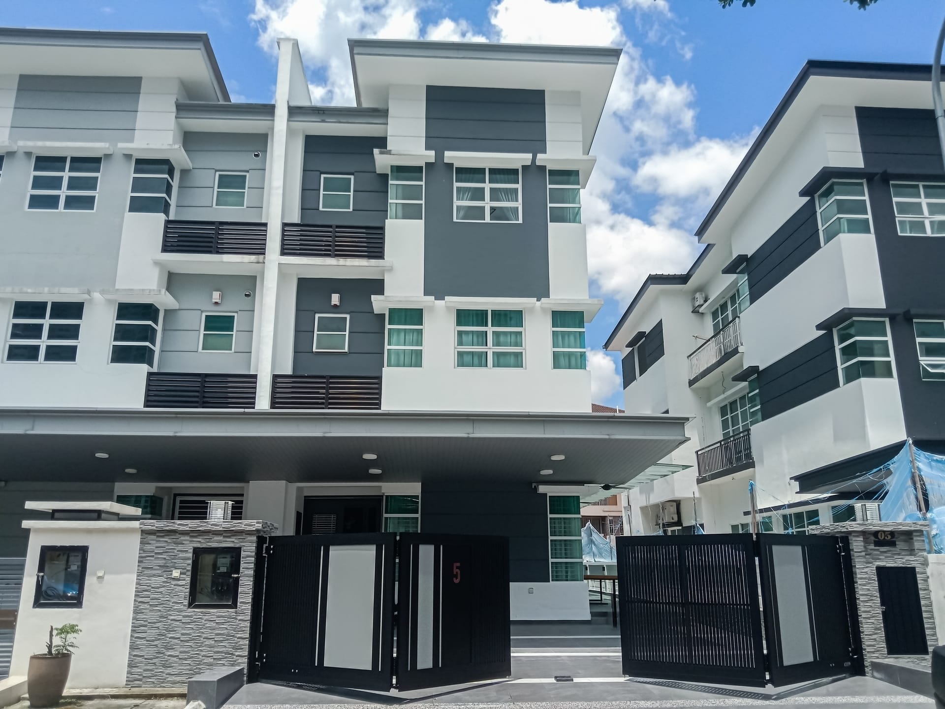 Trackless folding gate Trackless autogate Folding gate Malaysia Aluminium gate Malaysia Delux autogate Unigate Autogate Malaysia Unigate Malaysia Trackless gate Malaysia Aluminium gate supplier Malaysia Aluminium auto gate Autogate price Autogate system price Trackless autogate malaysia price Autogate malaysia price Aluminium gate suppliers inline 3