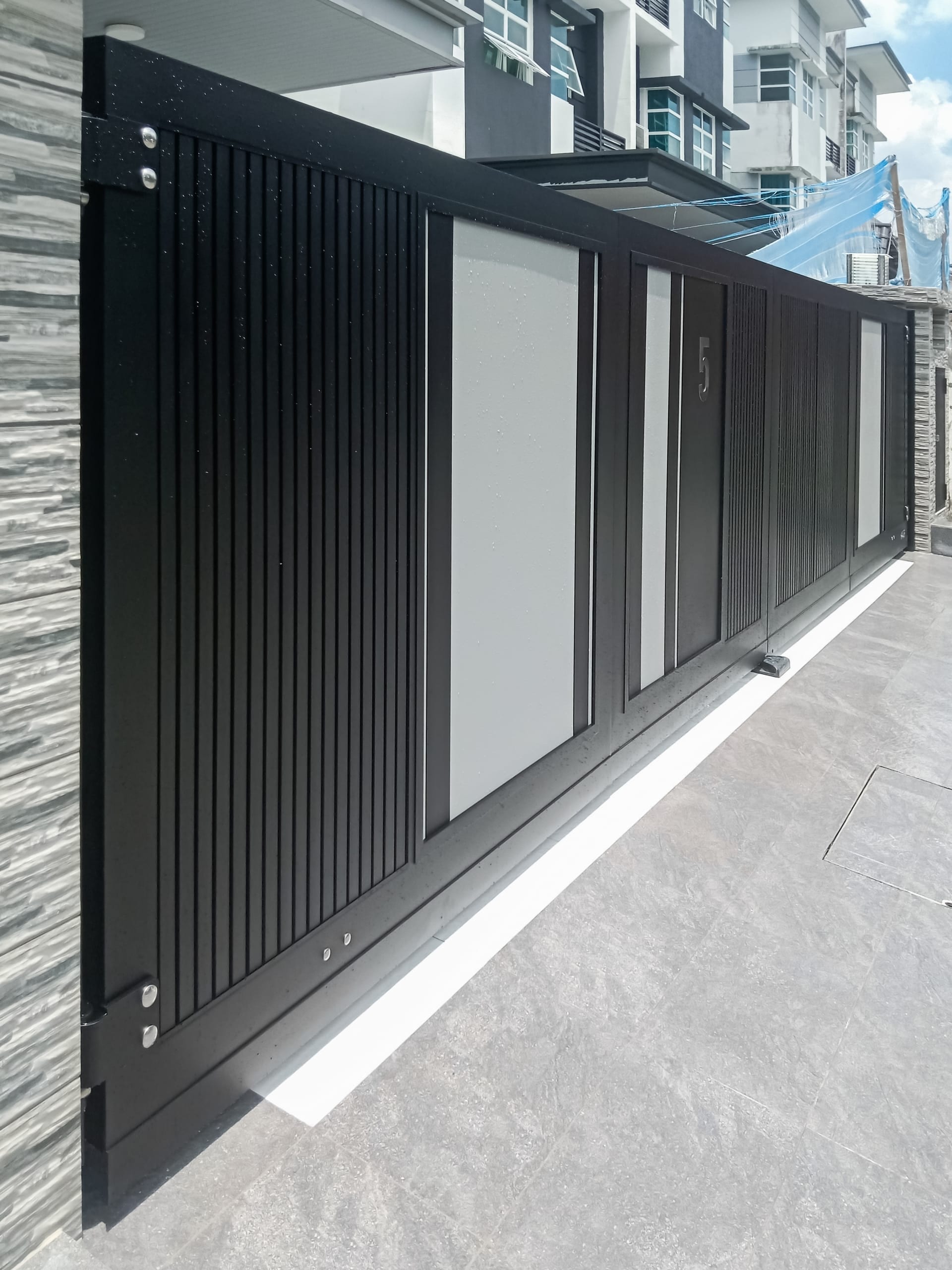 Trackless folding gate Trackless autogate Folding gate Malaysia Aluminium gate Malaysia Delux autogate Unigate Autogate Malaysia Unigate Malaysia Trackless gate Malaysia Aluminium gate supplier Malaysia Aluminium auto gate Autogate price Autogate system price Trackless autogate malaysia price Autogate malaysia price Aluminium gate suppliers inline 3