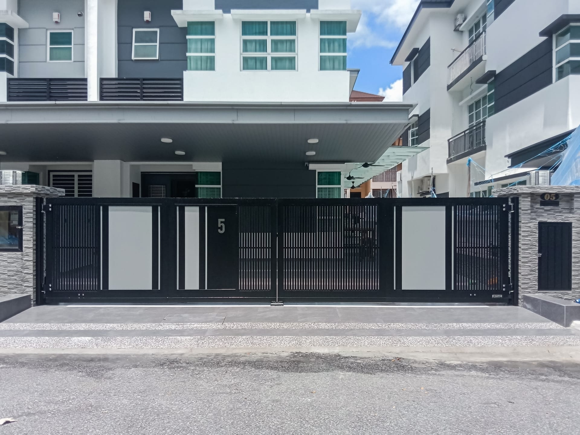 Trackless folding gate Trackless autogate Folding gate Malaysia Aluminium gate Malaysia Delux autogate Unigate Autogate Malaysia Unigate Malaysia Trackless gate Malaysia Aluminium gate supplier Malaysia Aluminium auto gate Autogate price Autogate system price Trackless autogate malaysia price Autogate malaysia price Aluminium gate suppliers inline 3