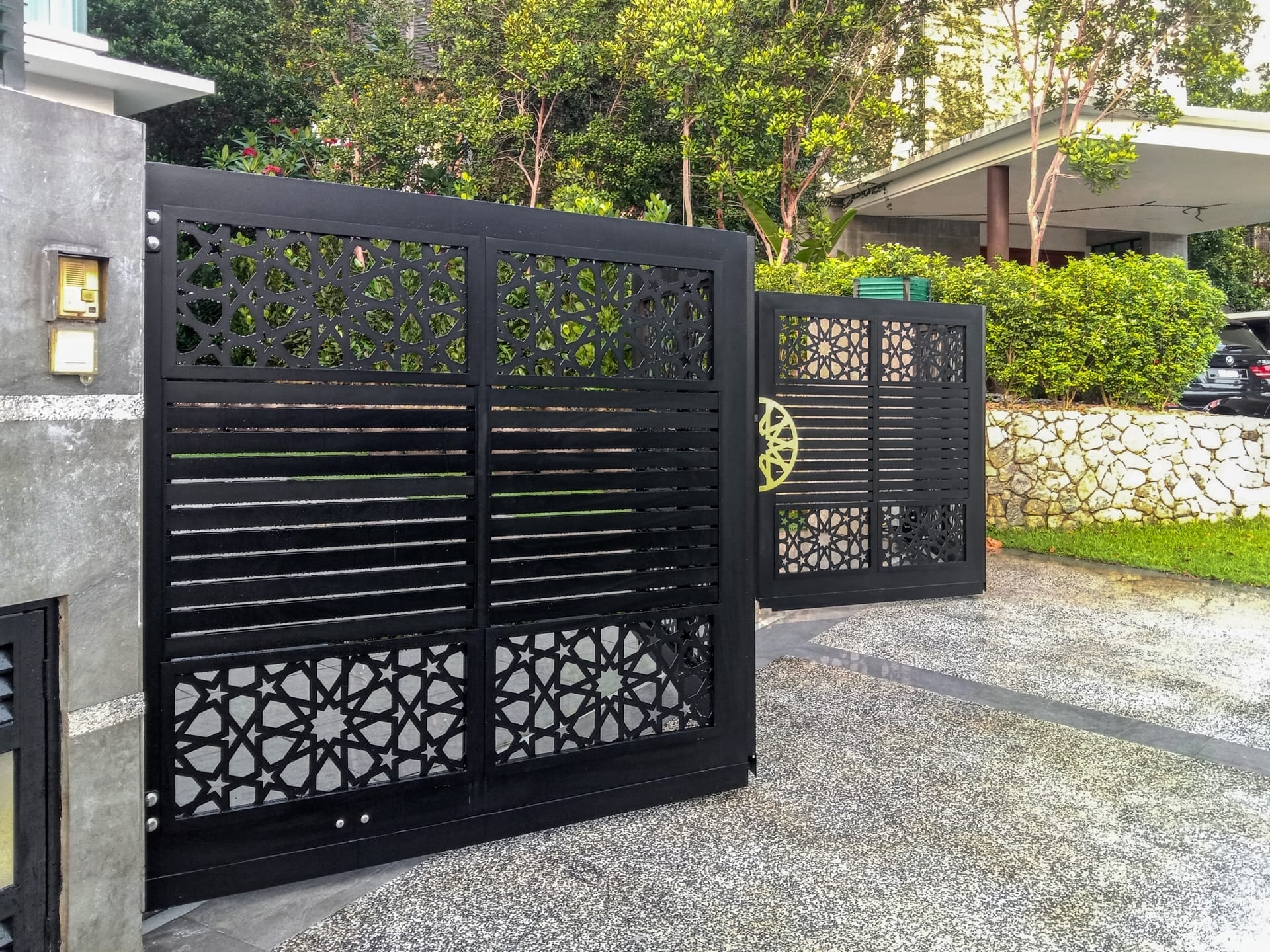 Trackless folding gate Trackless autogate Folding gate Malaysia Aluminium gate Malaysia Delux autogate Unigate Autogate Malaysia Unigate Malaysia Trackless gate Malaysia Aluminium gate supplier Malaysia Aluminium auto gate Autogate price Autogate system price Trackless autogate malaysia price Autogate malaysia price Aluminium gate suppliers mj102