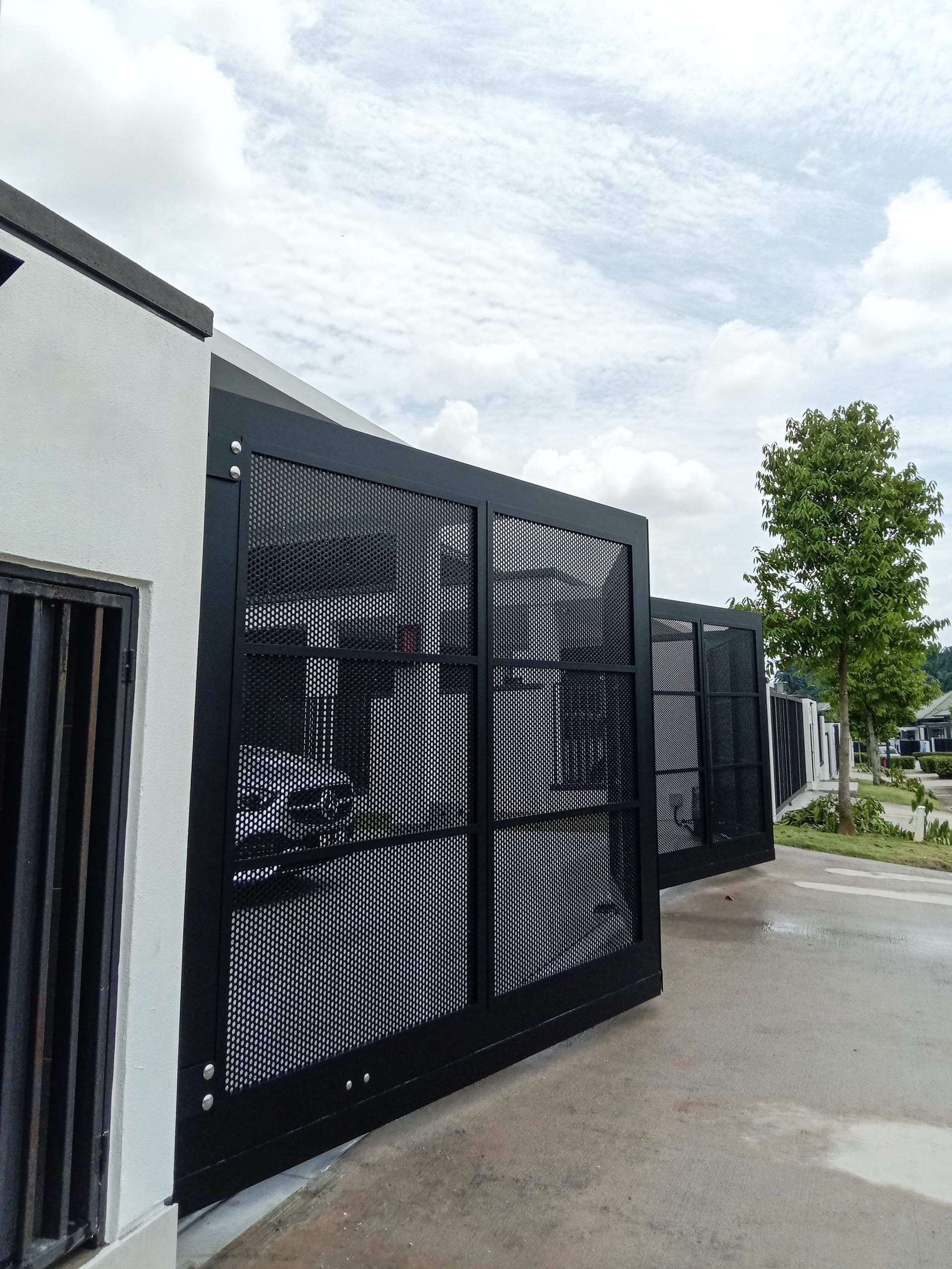 Trackless folding gate Trackless autogate Folding gate Malaysia Aluminium gate Malaysia Delux autogate Unigate Autogate Malaysia Unigate Malaysia Trackless gate Malaysia Aluminium gate supplier Malaysia Aluminium auto gate Autogate price Autogate system price Trackless autogate malaysia price Autogate malaysia price Aluminium gate suppliers x7