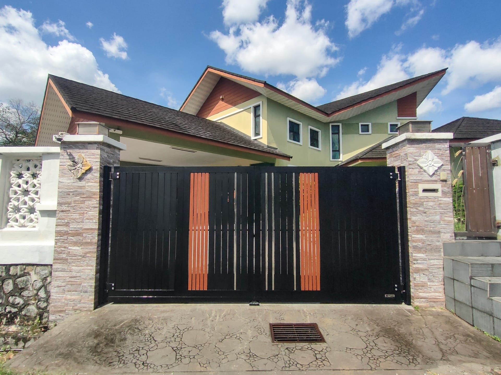 Trackless folding gate Trackless autogate Folding gate Malaysia Aluminium gate Malaysia Delux autogate Unigate Autogate Malaysia Unigate Malaysia Trackless gate Malaysia Aluminium gate supplier Malaysia Aluminium auto gate Autogate price Autogate system price Trackless autogate malaysia price Autogate malaysia price Aluminium gate suppliers breeze 4