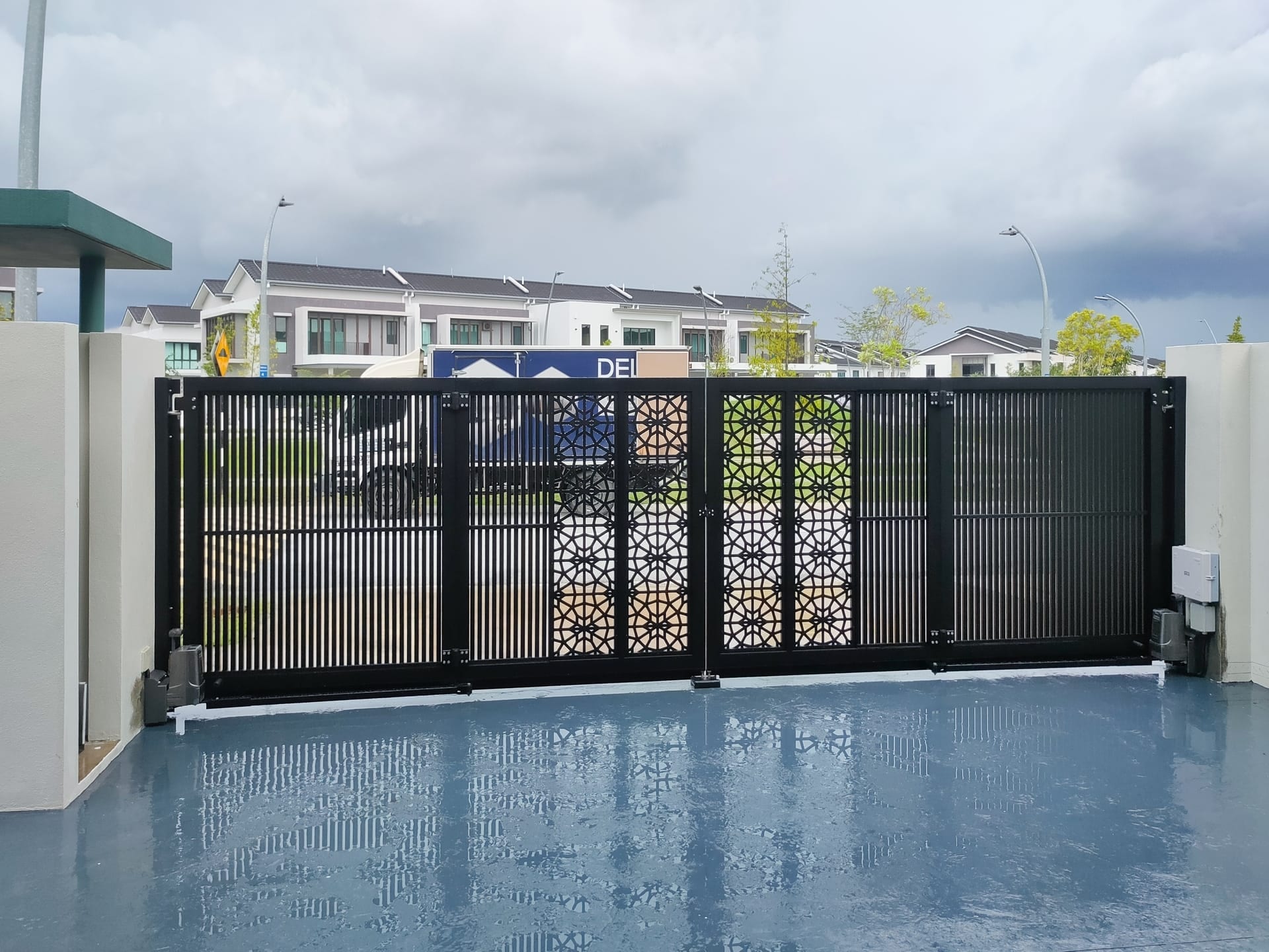 Trackless folding gate Trackless autogate Folding gate Malaysia Aluminium gate Malaysia Delux autogate Unigate Autogate Malaysia Unigate Malaysia Trackless gate Malaysia Aluminium gate supplier Malaysia Aluminium auto gate Autogate price Autogate system price Trackless autogate malaysia price Autogate malaysia price Aluminium gate suppliers mj107