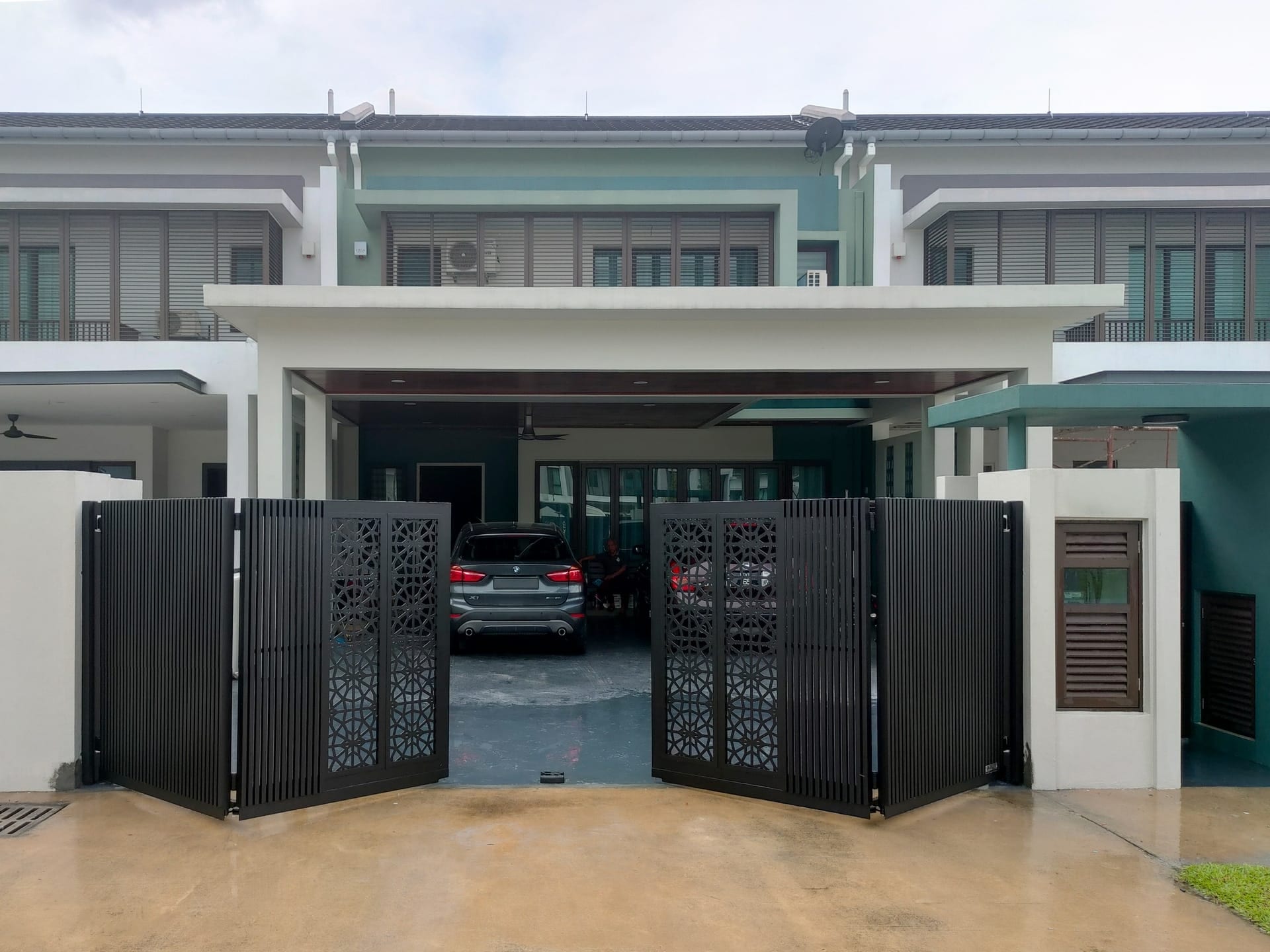 Trackless folding gate Trackless autogate Folding gate Malaysia Aluminium gate Malaysia Delux autogate Unigate Autogate Malaysia Unigate Malaysia Trackless gate Malaysia Aluminium gate supplier Malaysia Aluminium auto gate Autogate price Autogate system price Trackless autogate malaysia price Autogate malaysia price Aluminium gate suppliers mj107
