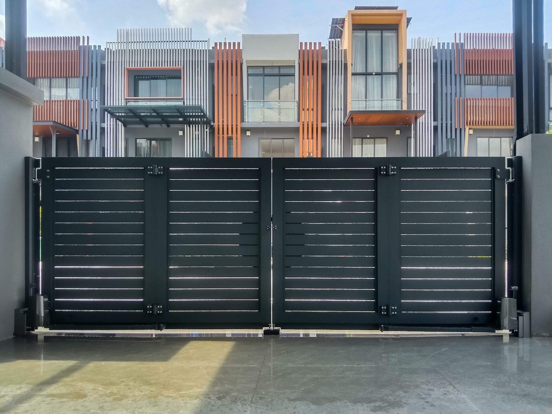 Trackless folding gate Trackless autogate Folding gate Malaysia Aluminium gate Malaysia Delux autogate Unigate Autogate Malaysia Unigate Malaysia Trackless gate Malaysia Aluminium gate supplier Malaysia Aluminium auto gate Autogate price Autogate system price Trackless autogate malaysia price Autogate malaysia price Aluminium gate suppliers mj109
