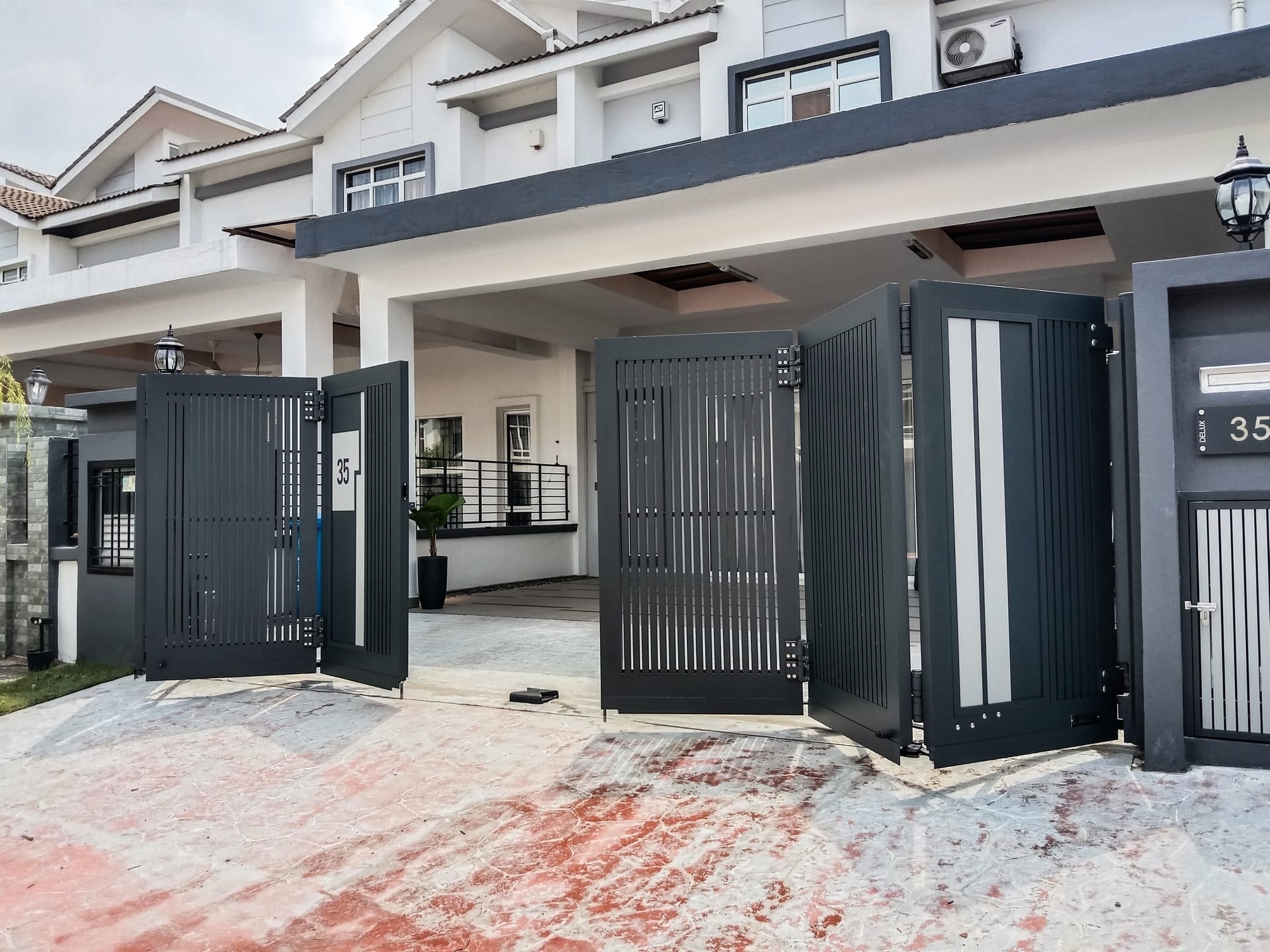 Trackless folding gate Trackless autogate Folding gate Malaysia Aluminium gate Malaysia Delux autogate Unigate Autogate Malaysia Unigate Malaysia Trackless gate Malaysia Aluminium gate supplier Malaysia Aluminium auto gate Autogate price Autogate system price Trackless autogate malaysia price Autogate malaysia price Aluminium gate suppliers inline 2