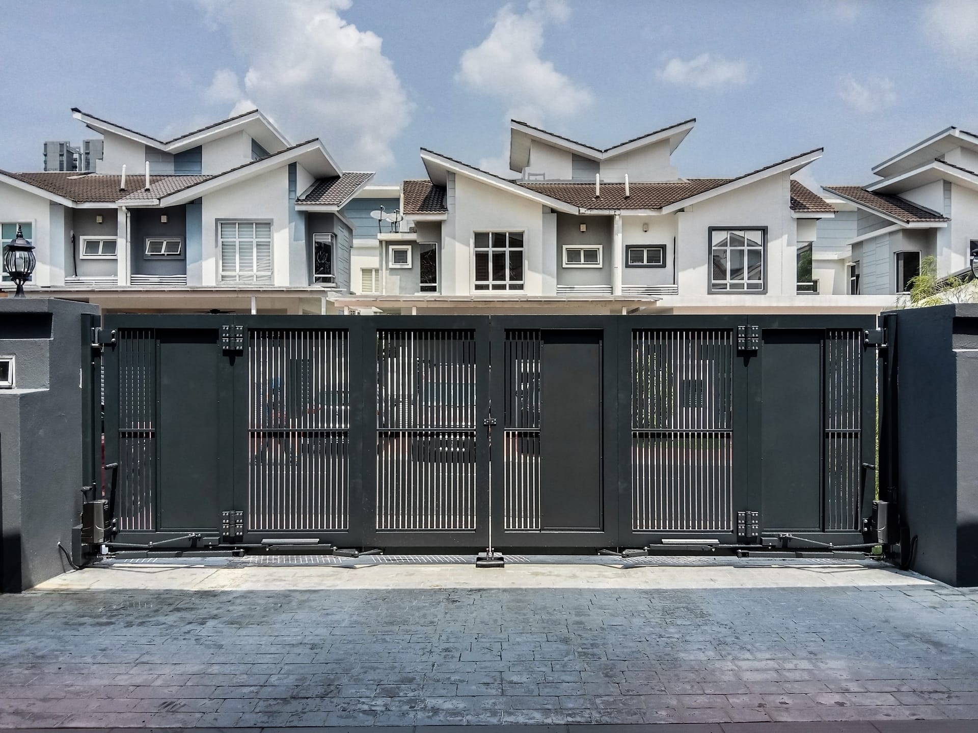 Trackless folding gate Trackless autogate Folding gate Malaysia Aluminium gate Malaysia Delux autogate Unigate Autogate Malaysia Unigate Malaysia Trackless gate Malaysia Aluminium gate supplier Malaysia Aluminium auto gate Autogate price Autogate system price Trackless autogate malaysia price Autogate malaysia price Aluminium gate suppliers inline 2