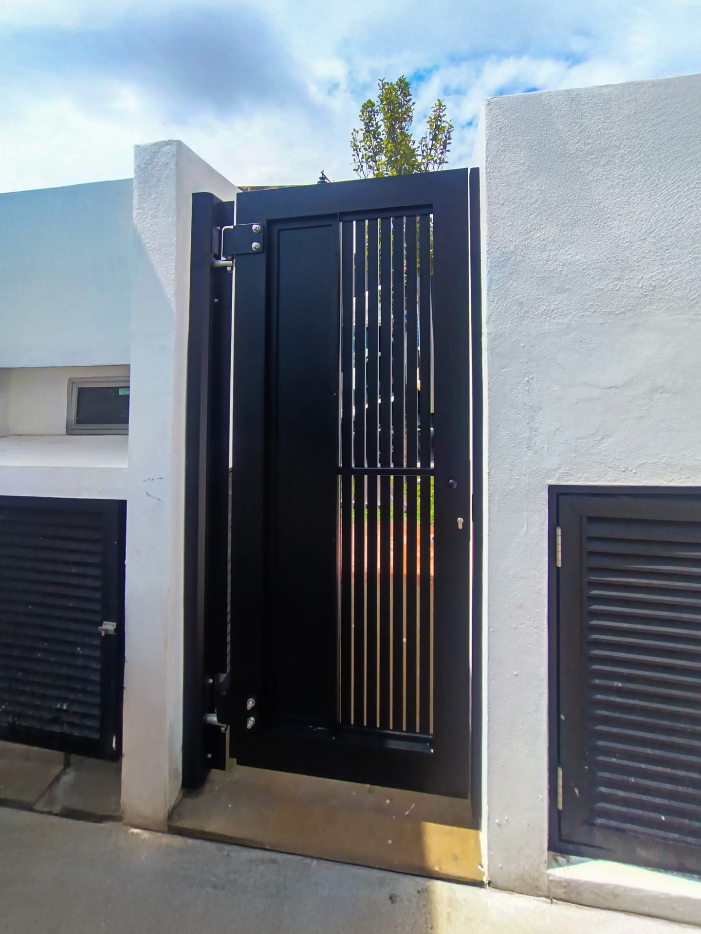 Trackless folding gate Trackless autogate Folding gate Malaysia Aluminium gate Malaysia Delux autogate Unigate Autogate Malaysia Unigate Malaysia Trackless gate Malaysia Aluminium gate supplier Malaysia Aluminium auto gate Autogate price Autogate system price Trackless autogate malaysia price Autogate malaysia price Aluminium gate suppliers LINO