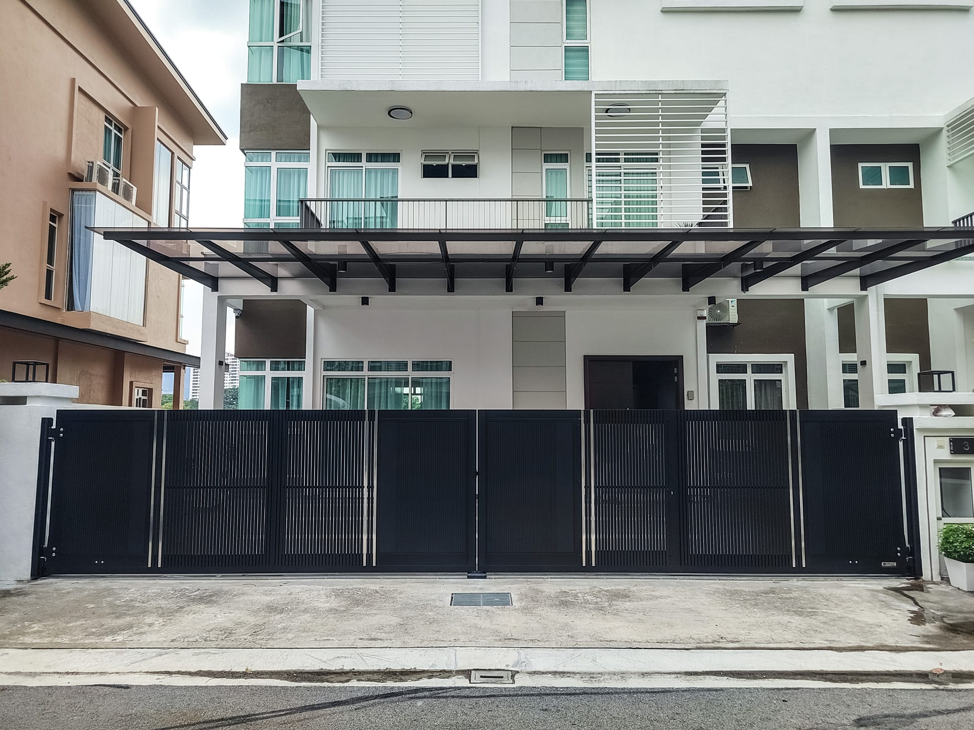 Trackless folding gate Trackless autogate Folding gate Malaysia Aluminium gate Malaysia Delux autogate Unigate Autogate Malaysia Unigate Malaysia Trackless gate Malaysia Aluminium gate supplier Malaysia Aluminium auto gate Autogate price Autogate system price Trackless autogate malaysia price Autogate malaysia price Aluminium gate suppliers LINO