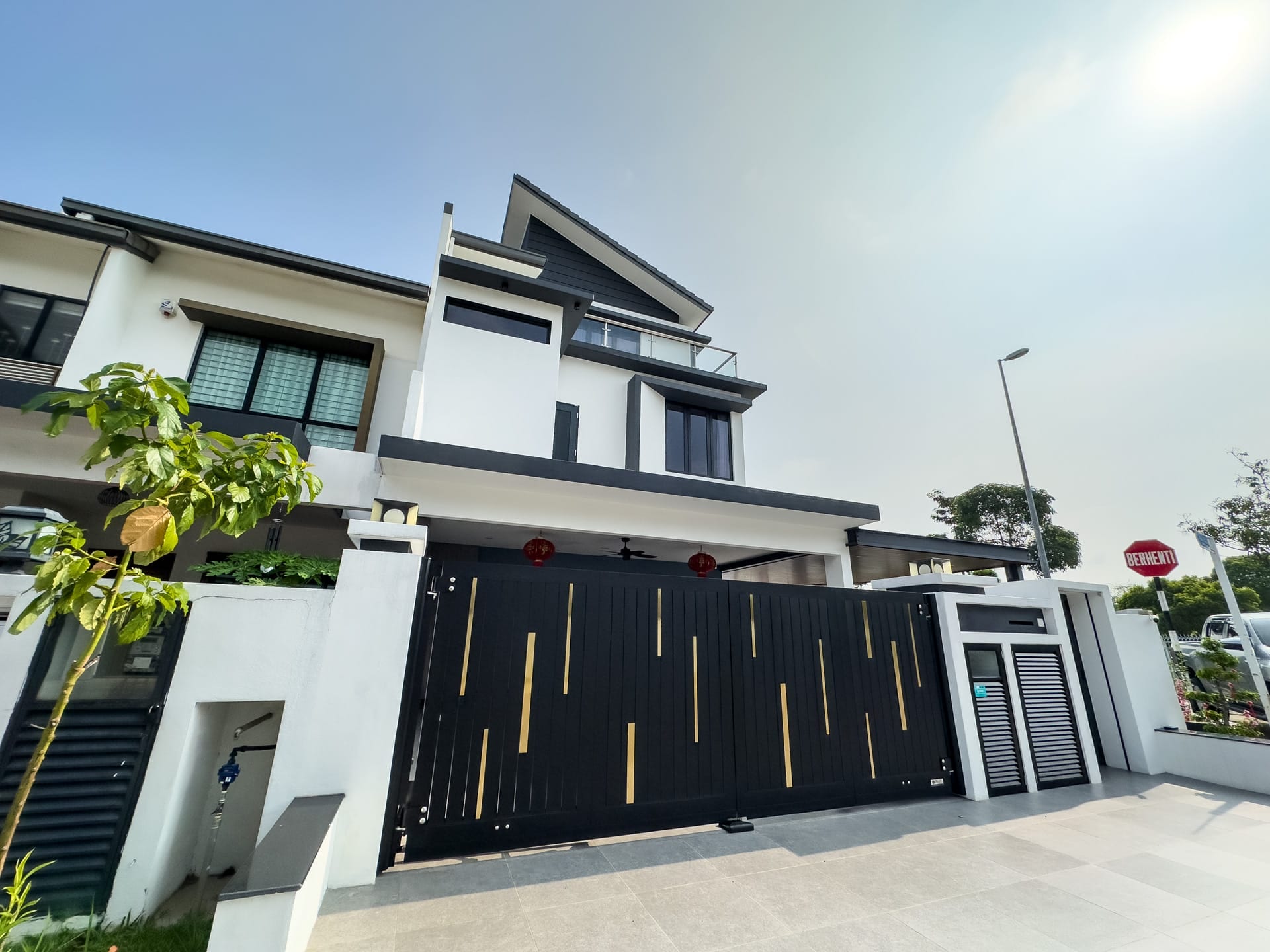 Trackless folding gate Trackless autogate Folding gate Malaysia Aluminium gate Malaysia Delux autogate Unigate Autogate Malaysia Unigate Malaysia Trackless gate Malaysia Aluminium gate supplier Malaysia Aluminium auto gate Autogate price Autogate system price Trackless autogate malaysia price Autogate malaysia price Aluminium gate suppliers