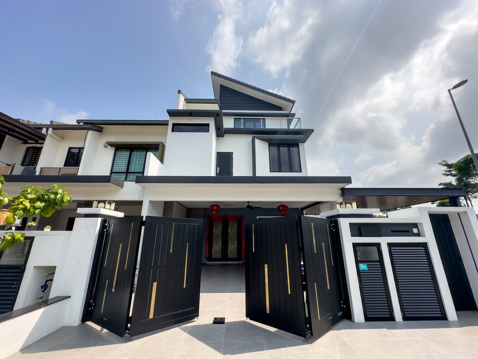 Trackless folding gate Trackless autogate Folding gate Malaysia Aluminium gate Malaysia Delux autogate Unigate Autogate Malaysia Unigate Malaysia Trackless gate Malaysia Aluminium gate supplier Malaysia Aluminium auto gate Autogate price Autogate system price Trackless autogate malaysia price Autogate malaysia price Aluminium gate suppliers