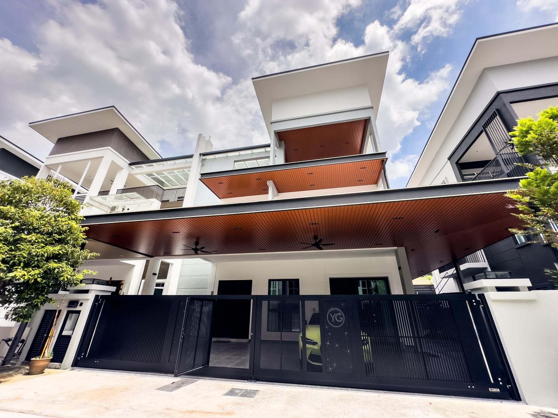 Trackless folding gate Trackless autogate Folding gate Malaysia Aluminium gate Malaysia Delux autogate Unigate Autogate Malaysia Unigate Malaysia Trackless gate Malaysia Aluminium gate supplier Malaysia Aluminium auto gate Autogate price Autogate system price Trackless autogate malaysia price Autogate malaysia price Aluminium gate suppliers