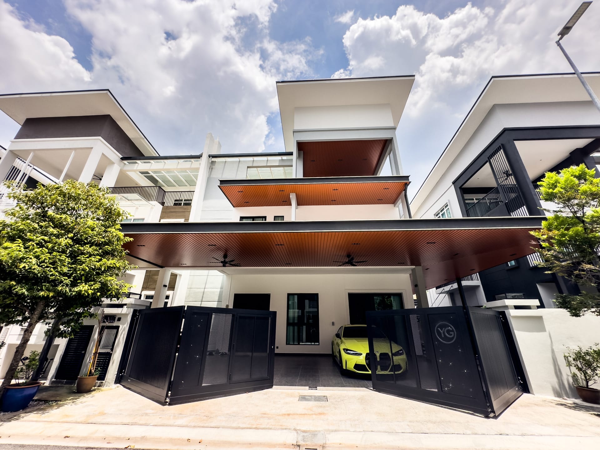 Trackless folding gate Trackless autogate Folding gate Malaysia Aluminium gate Malaysia Delux autogate Unigate Autogate Malaysia Unigate Malaysia Trackless gate Malaysia Aluminium gate supplier Malaysia Aluminium auto gate Autogate price Autogate system price Trackless autogate malaysia price Autogate malaysia price Aluminium gate suppliers