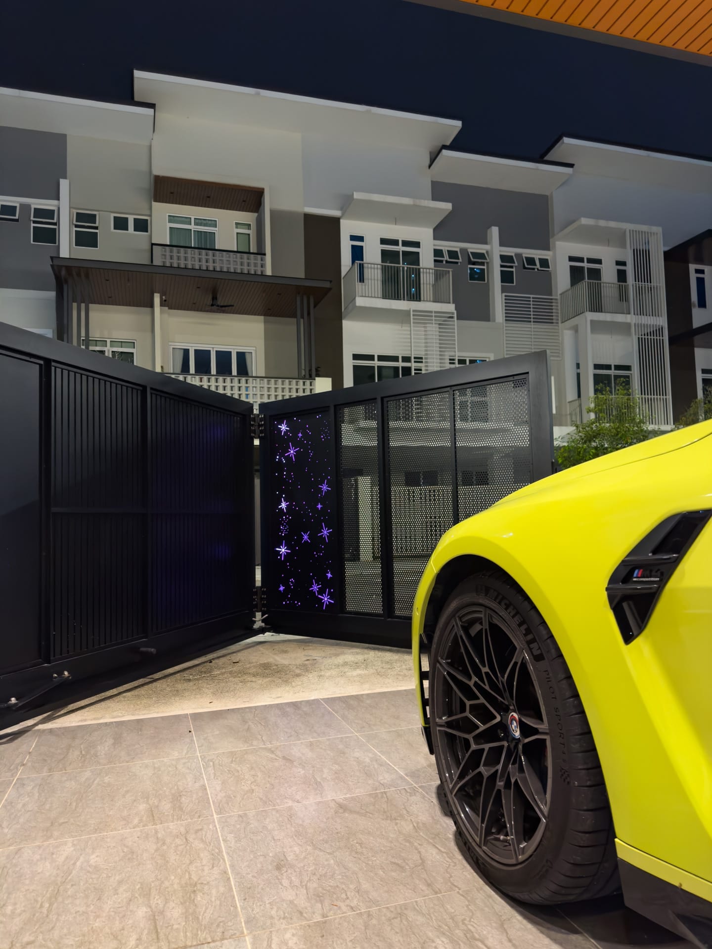 Trackless folding gate Trackless autogate Folding gate Malaysia Aluminium gate Malaysia Delux autogate Unigate Autogate Malaysia Unigate Malaysia Trackless gate Malaysia Aluminium gate supplier Malaysia Aluminium auto gate Autogate price Autogate system price Trackless autogate malaysia price Autogate malaysia price Aluminium gate suppliers