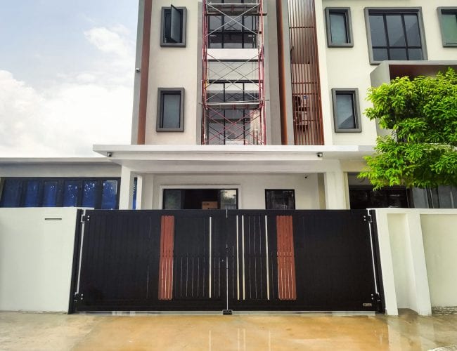 Trackless folding gate Trackless autogate Folding gate Malaysia Aluminium gate Malaysia Delux autogate Unigate Autogate Malaysia Unigate Malaysia Trackless gate Malaysia Aluminium gate supplier Malaysia Aluminium auto gate Autogate price Autogate system price Trackless autogate malaysia price Autogate malaysia price Aluminium gate suppliers Breeze 4