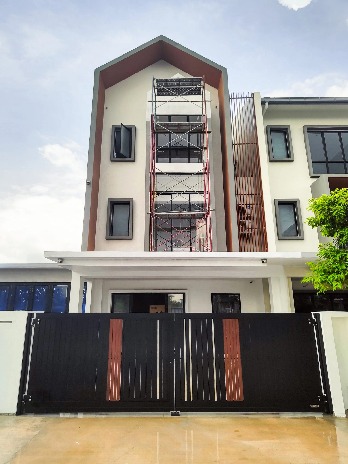 Trackless folding gate Trackless autogate Folding gate Malaysia Aluminium gate Malaysia Delux autogate Unigate Autogate Malaysia Unigate Malaysia Trackless gate Malaysia Aluminium gate supplier Malaysia Aluminium auto gate Autogate price Autogate system price Trackless autogate malaysia price Autogate malaysia price Aluminium gate suppliers Breeze 4