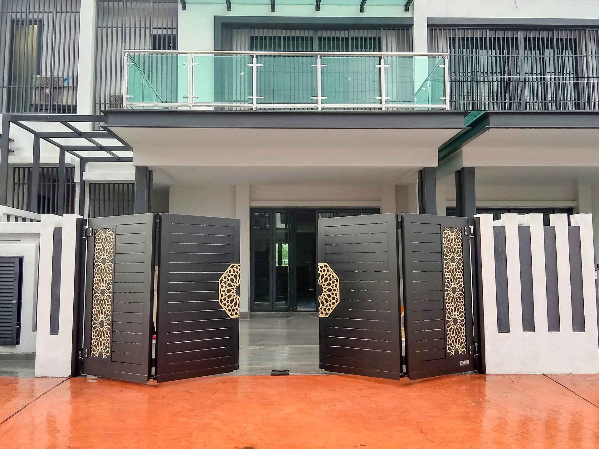 Trackless folding gate Trackless autogate Folding gate Malaysia Aluminium gate Malaysia Delux autogate Unigate Autogate Malaysia Unigate Malaysia Trackless gate Malaysia Aluminium gate supplier Malaysia Aluminium auto gate Autogate price Autogate system price Trackless autogate malaysia price Autogate malaysia price Aluminium gate suppliers mj106