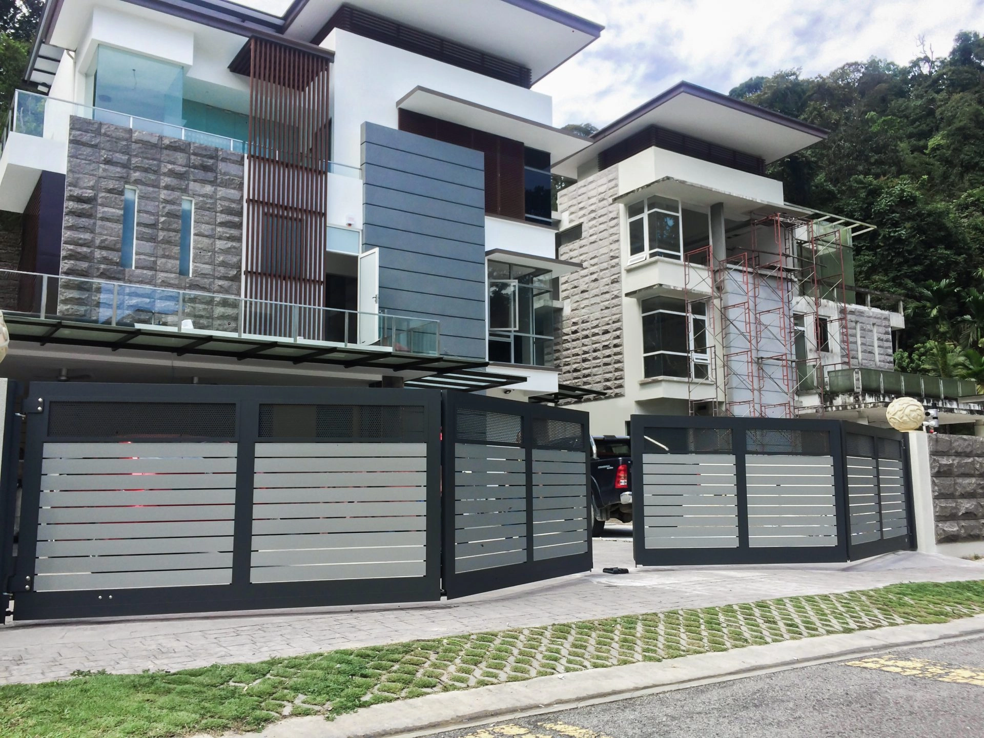 Trackless folding gate Trackless autogate Folding gate Malaysia Aluminium gate Malaysia Delux autogate Unigate Autogate Malaysia Unigate Malaysia Trackless gate Malaysia Aluminium gate supplier Malaysia Aluminium auto gate Autogate price Autogate system price Trackless autogate malaysia price Autogate malaysia price Aluminium gate suppliers texstone x4