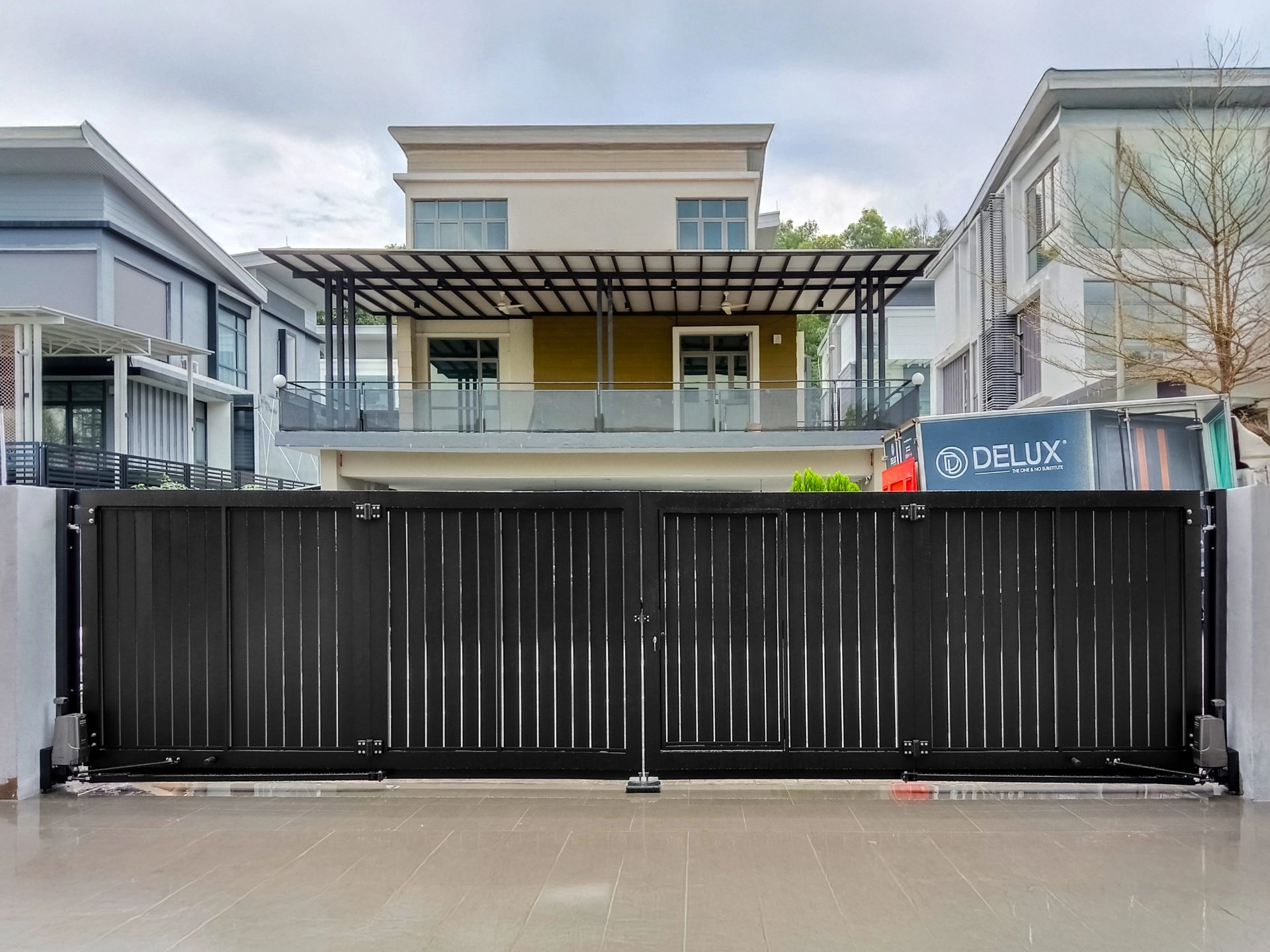 Trackless folding gate Trackless autogate Folding gate Malaysia Aluminium gate Malaysia Delux autogate Unigate Autogate Malaysia Unigate Malaysia Trackless gate Malaysia Aluminium gate supplier Malaysia Aluminium auto gate Autogate price Autogate system price Trackless autogate malaysia price Autogate malaysia price Aluminium gate suppliers contemporary 802