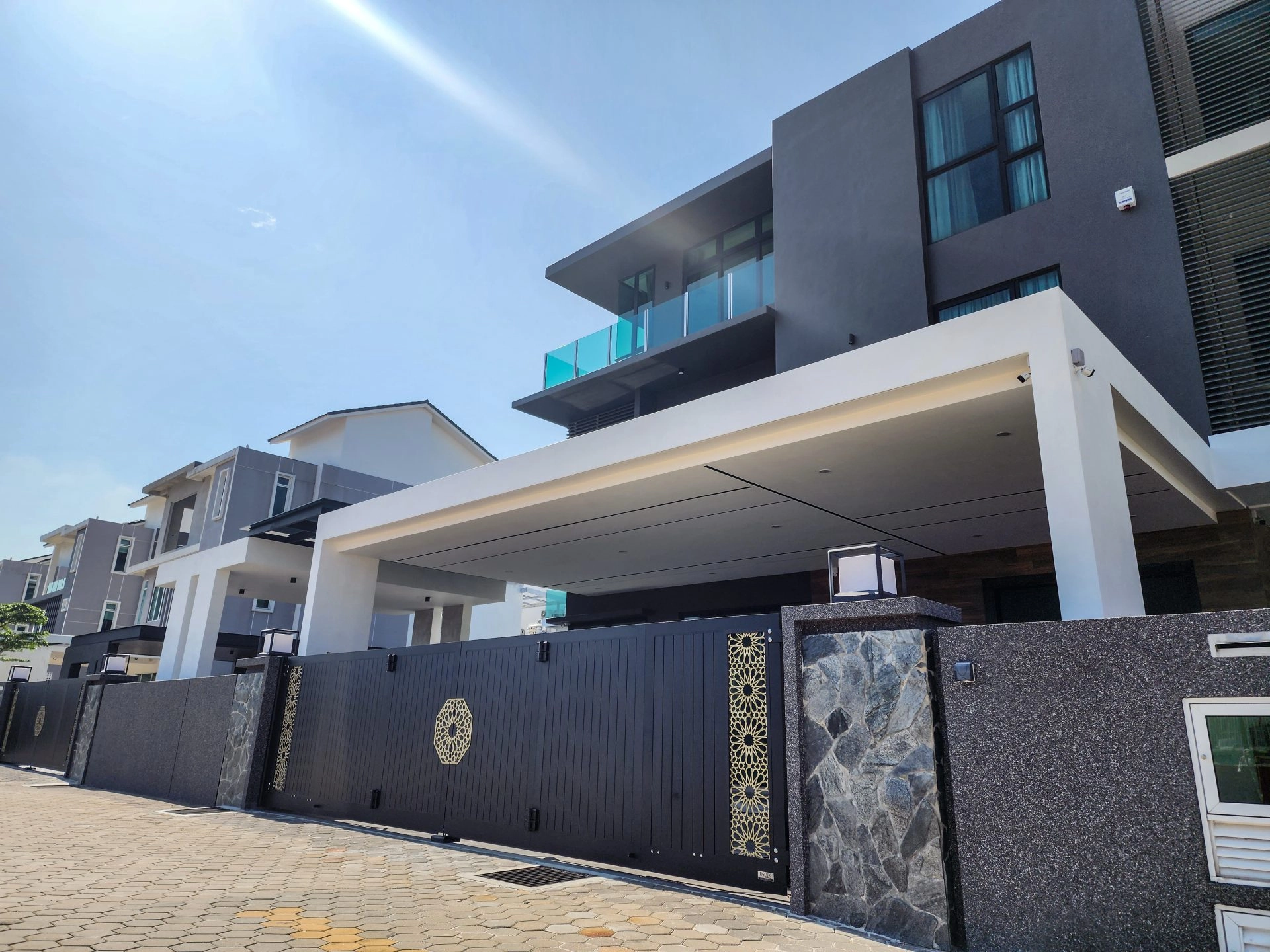 Trackless folding gate Trackless autogate Folding gate Malaysia Aluminium gate Malaysia Delux autogate Unigate Autogate Malaysia Unigate Malaysia Trackless gate Malaysia Aluminium gate supplier Malaysia Aluminium auto gate Autogate price Autogate system price Trackless autogate malaysia price Autogate malaysia price Aluminium gate suppliers MJ103