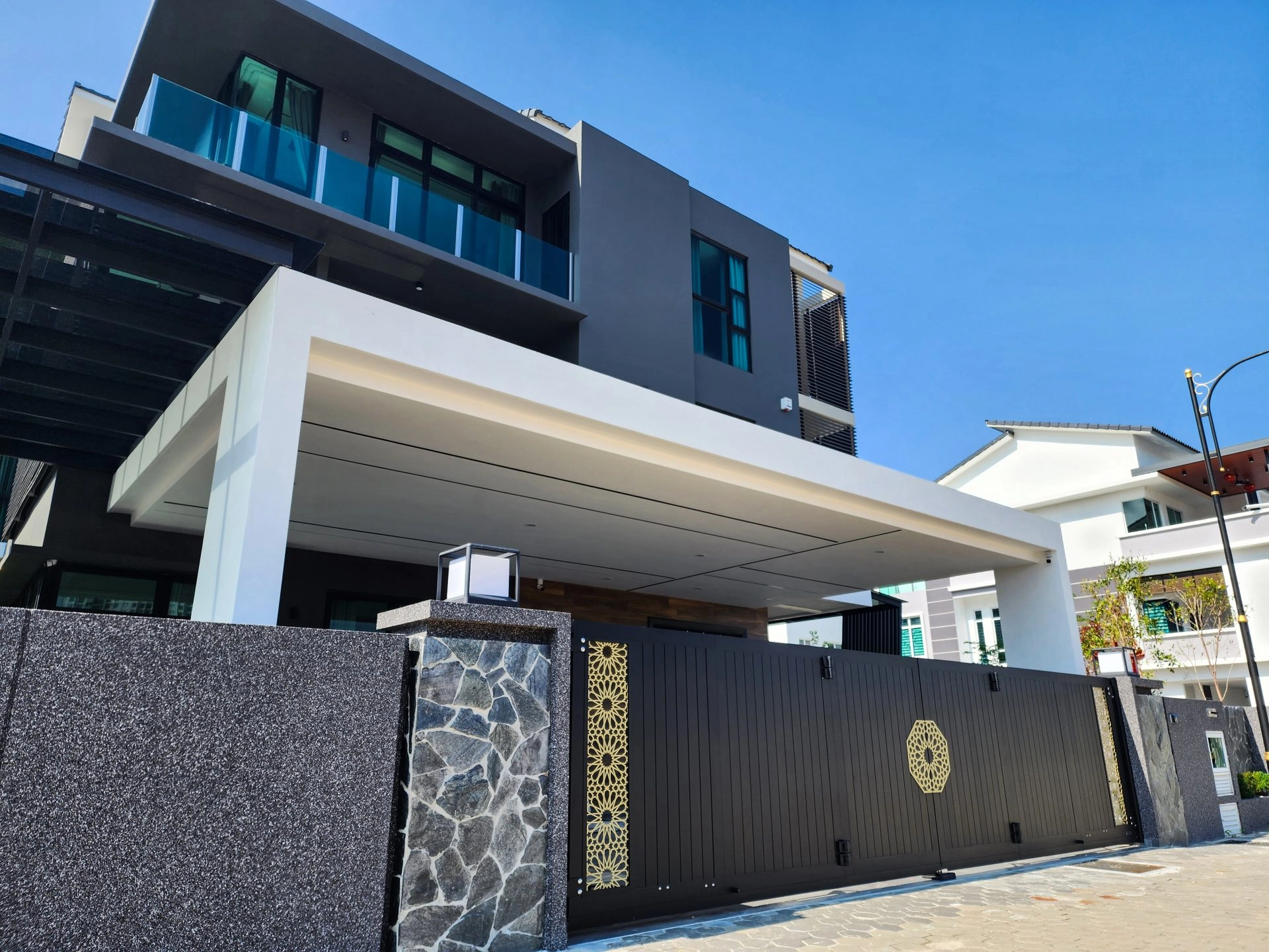 Trackless folding gate Trackless autogate Folding gate Malaysia Aluminium gate Malaysia Delux autogate Unigate Autogate Malaysia Unigate Malaysia Trackless gate Malaysia Aluminium gate supplier Malaysia Aluminium auto gate Autogate price Autogate system price Trackless autogate malaysia price Autogate malaysia price Aluminium gate suppliers MJ103