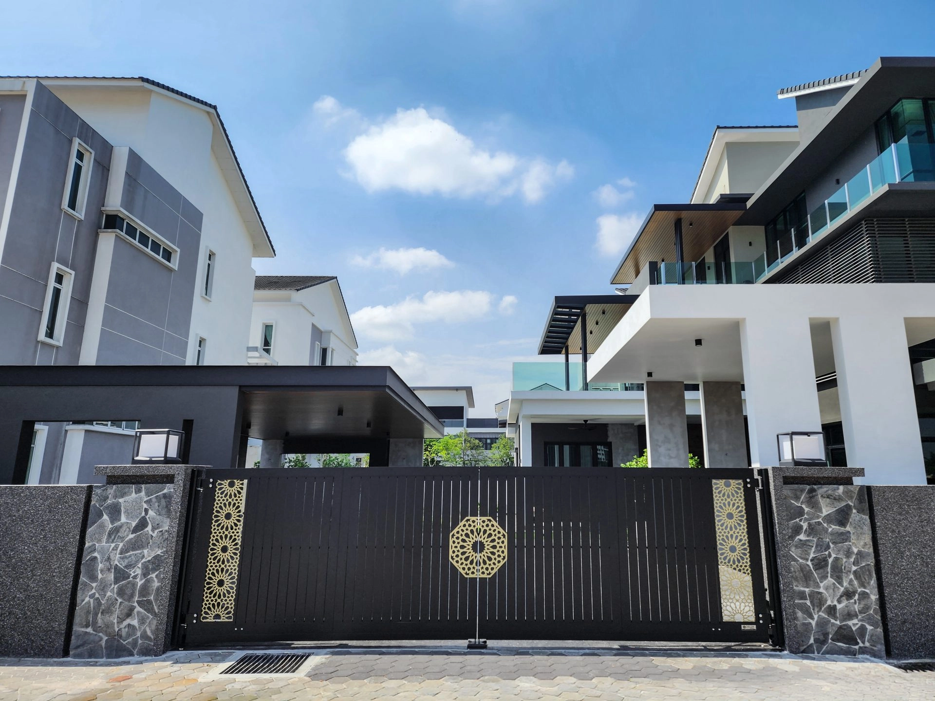 Trackless folding gate Trackless autogate Folding gate Malaysia Aluminium gate Malaysia Delux autogate Unigate Autogate Malaysia Unigate Malaysia Trackless gate Malaysia Aluminium gate supplier Malaysia Aluminium auto gate Autogate price Autogate system price Trackless autogate malaysia price Autogate malaysia price Aluminium gate suppliers MJ103