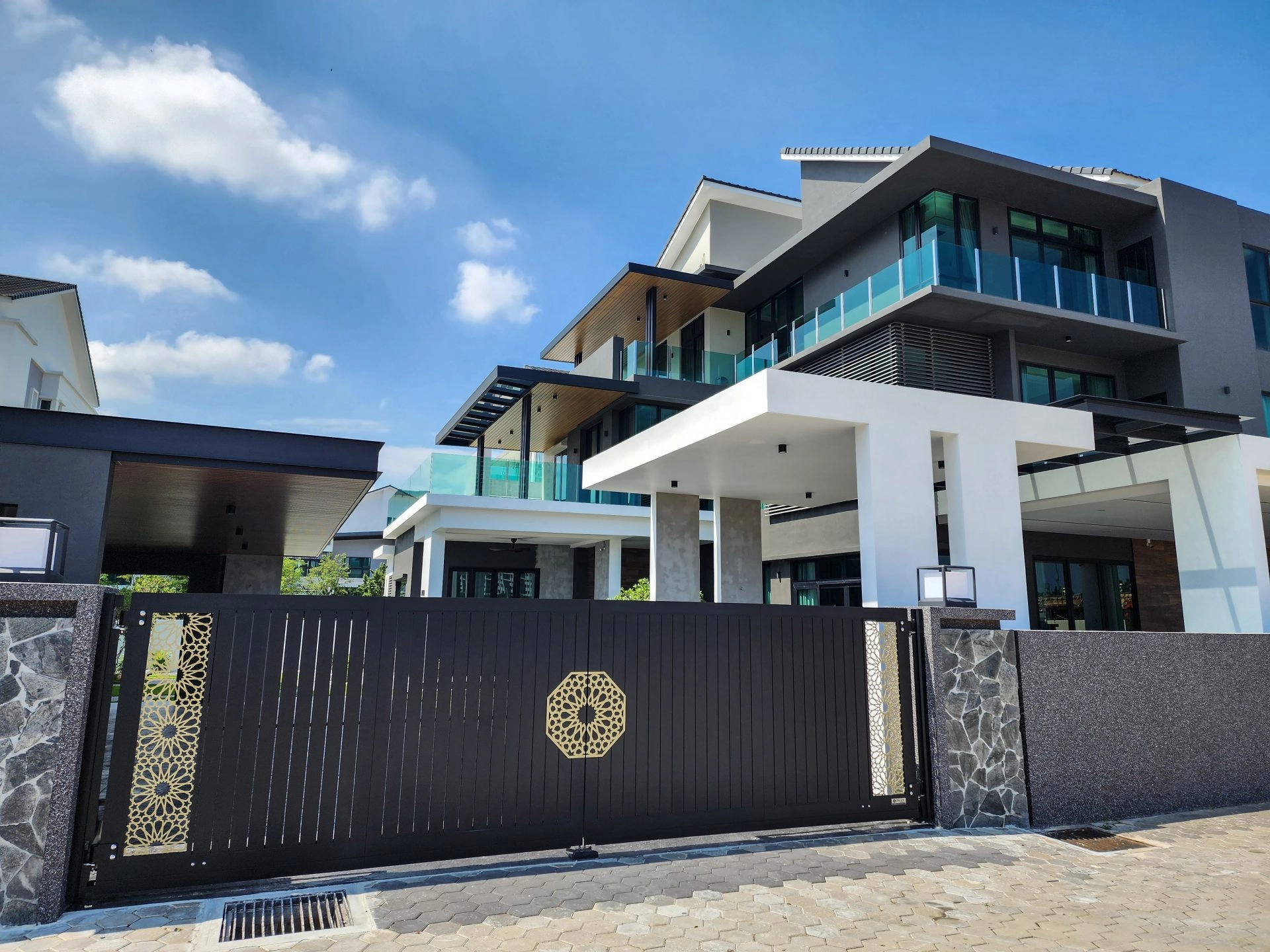 Trackless folding gate Trackless autogate Folding gate Malaysia Aluminium gate Malaysia Delux autogate Unigate Autogate Malaysia Unigate Malaysia Trackless gate Malaysia Aluminium gate supplier Malaysia Aluminium auto gate Autogate price Autogate system price Trackless autogate malaysia price Autogate malaysia price Aluminium gate suppliers MJ103