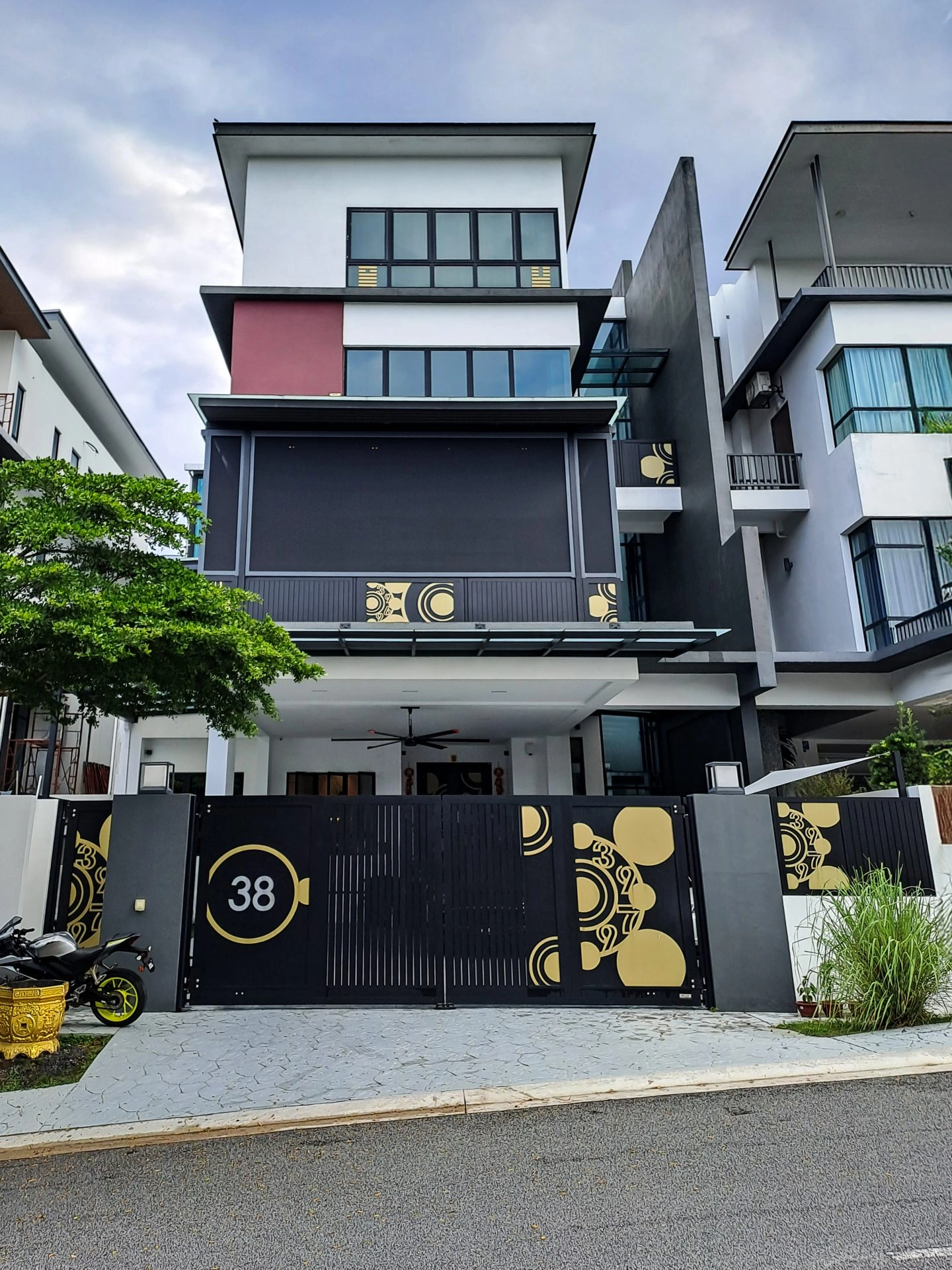 Trackless folding gate Trackless autogate Folding gate Malaysia Aluminium gate Malaysia Delux autogate Unigate Autogate Malaysia Unigate Malaysia Trackless gate Malaysia Aluminium gate supplier Malaysia Aluminium auto gate Autogate price Autogate system price Trackless autogate malaysia price Autogate malaysia price Aluminium gate suppliers metal2