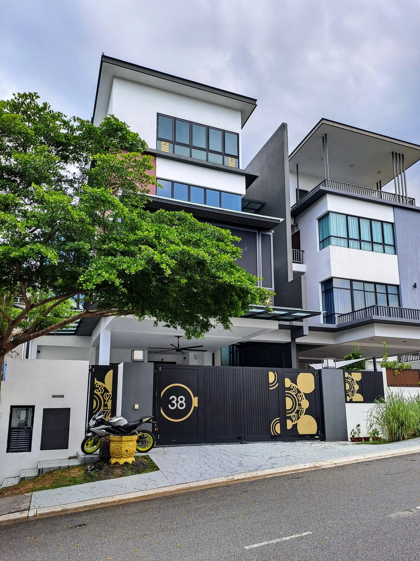 Trackless folding gate Trackless autogate Folding gate Malaysia Aluminium gate Malaysia Delux autogate Unigate Autogate Malaysia Unigate Malaysia Trackless gate Malaysia Aluminium gate supplier Malaysia Aluminium auto gate Autogate price Autogate system price Trackless autogate malaysia price Autogate malaysia price Aluminium gate suppliers metal2