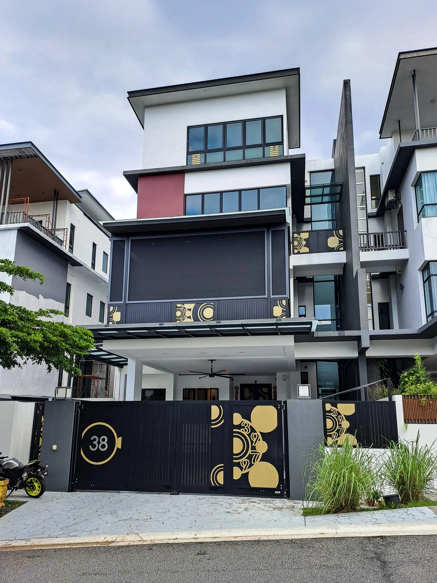 Trackless folding gate Trackless autogate Folding gate Malaysia Aluminium gate Malaysia Delux autogate Unigate Autogate Malaysia Unigate Malaysia Trackless gate Malaysia Aluminium gate supplier Malaysia Aluminium auto gate Autogate price Autogate system price Trackless autogate malaysia price Autogate malaysia price Aluminium gate suppliers metal2