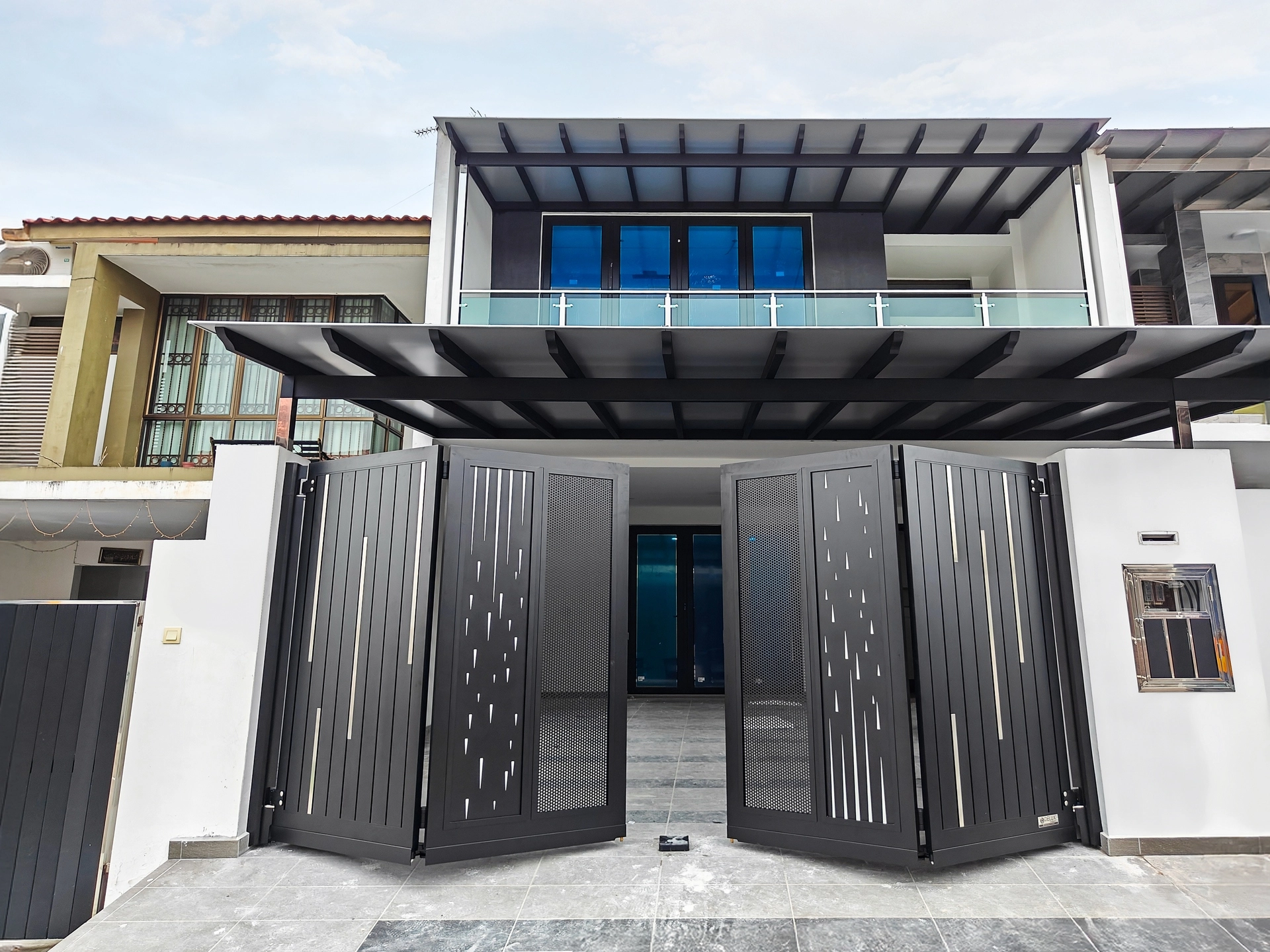 Trackless folding gate Trackless autogate Folding gate Malaysia Aluminium gate Malaysia Delux autogate Unigate Autogate Malaysia Unigate Malaysia Trackless gate Malaysia Aluminium gate supplier Malaysia Aluminium auto gate Autogate price Autogate system price Trackless autogate malaysia price Autogate malaysia price Aluminium gate suppliers showy