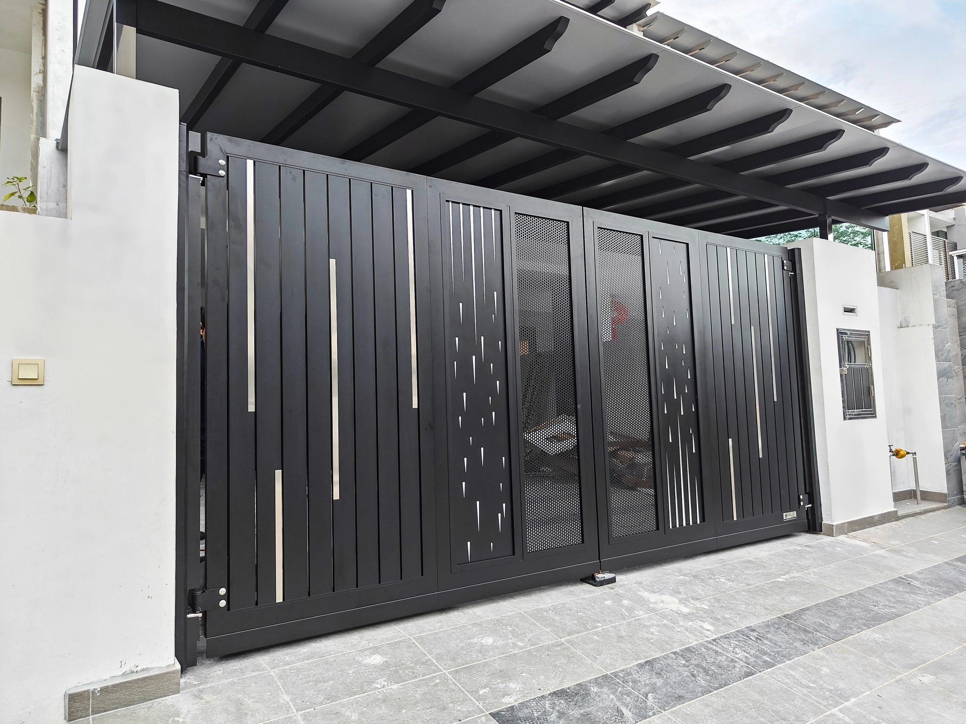 Trackless folding gate Trackless autogate Folding gate Malaysia Aluminium gate Malaysia Delux autogate Unigate Autogate Malaysia Unigate Malaysia Trackless gate Malaysia Aluminium gate supplier Malaysia Aluminium auto gate Autogate price Autogate system price Trackless autogate malaysia price Autogate malaysia price Aluminium gate suppliers showy