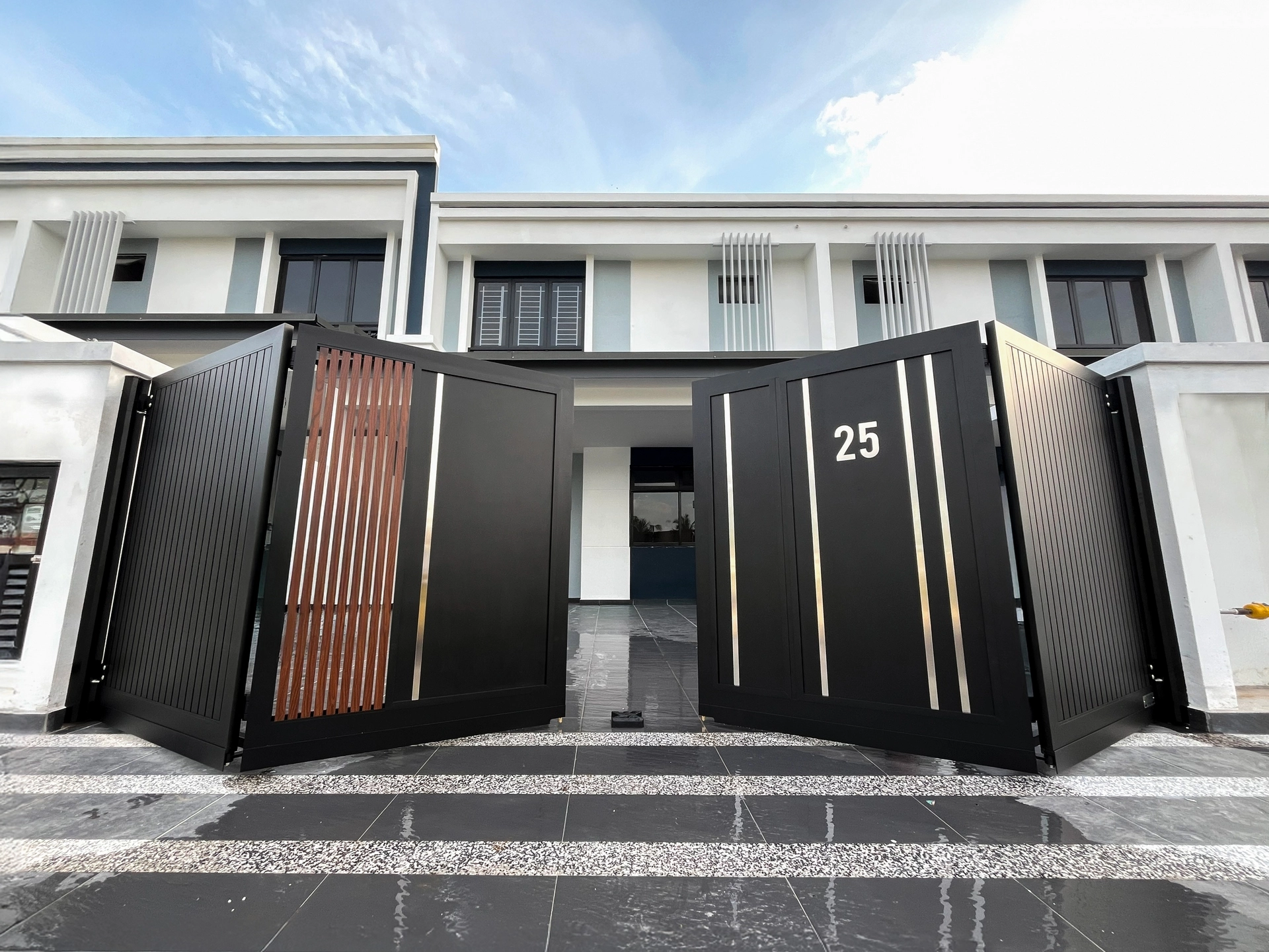 Trackless folding gate Trackless autogate Folding gate Malaysia Aluminium gate Malaysia Delux autogate Unigate Autogate Malaysia Unigate Malaysia Trackless gate Malaysia Aluminium gate supplier Malaysia Aluminium auto gate Autogate price Autogate system price Trackless autogate malaysia price Autogate malaysia price Aluminium gate suppliers linex 3