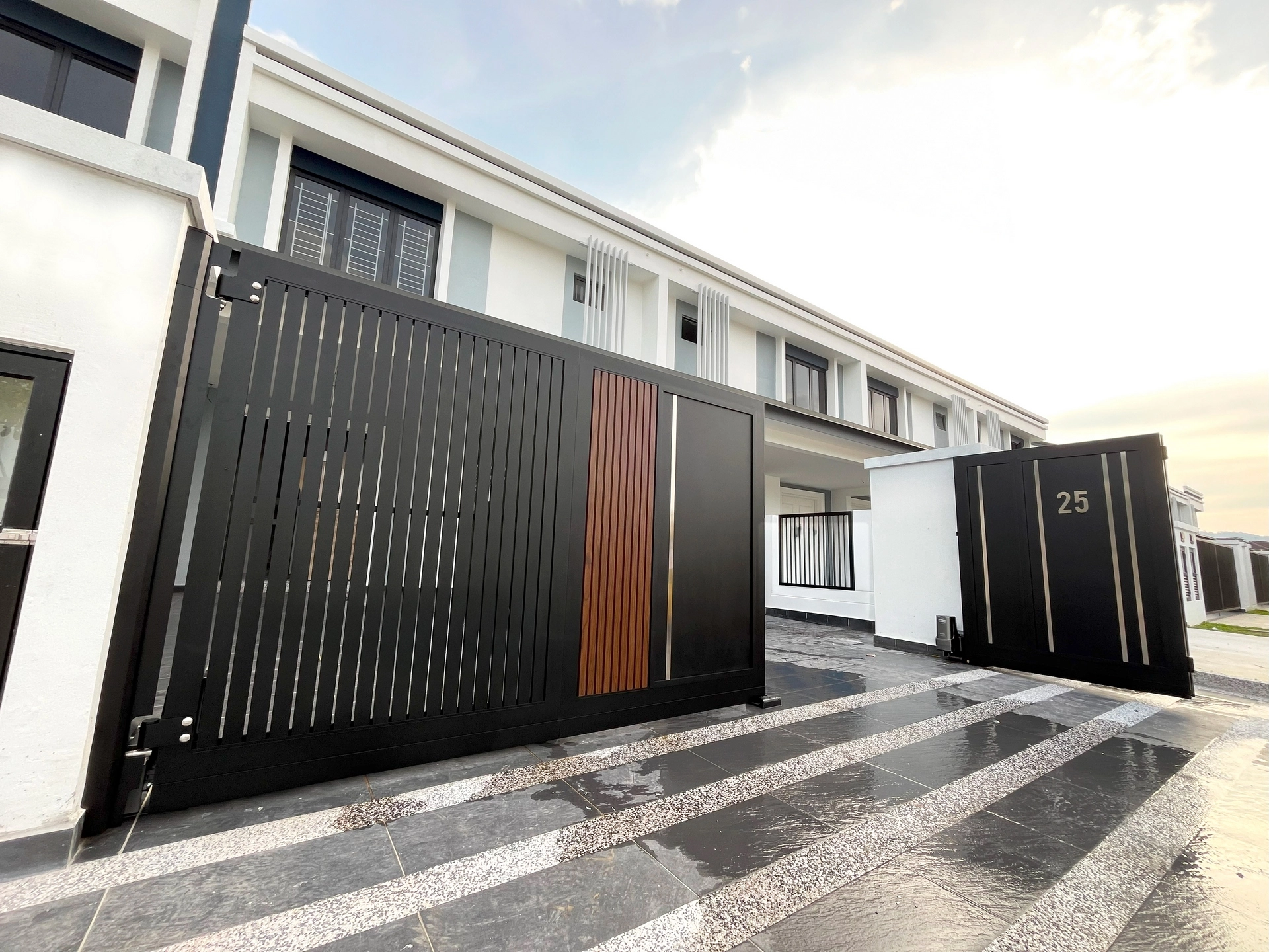 Trackless folding gate Trackless autogate Folding gate Malaysia Aluminium gate Malaysia Delux autogate Unigate Autogate Malaysia Unigate Malaysia Trackless gate Malaysia Aluminium gate supplier Malaysia Aluminium auto gate Autogate price Autogate system price Trackless autogate malaysia price Autogate malaysia price Aluminium gate suppliers linex 3