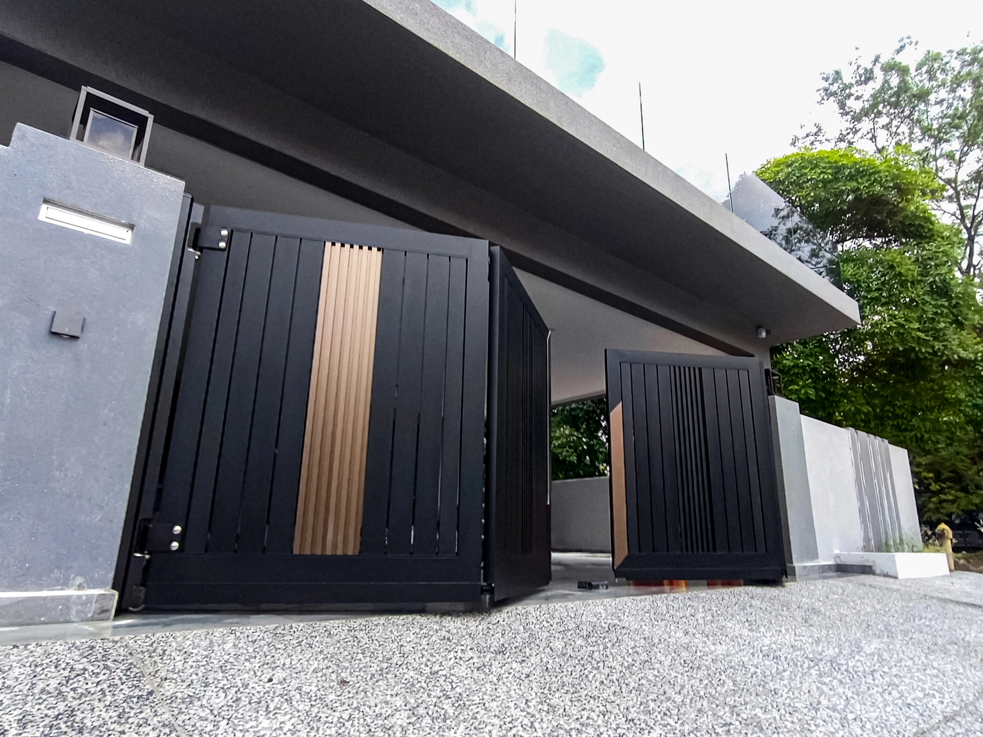 Trackless folding gate Trackless autogate Folding gate Malaysia Aluminium gate Malaysia Delux autogate Unigate Autogate Malaysia Unigate Malaysia Trackless gate Malaysia Aluminium gate supplier Malaysia Aluminium auto gate Autogate price Autogate system price Trackless autogate malaysia price Autogate malaysia price Aluminium gate suppliers lustre 1