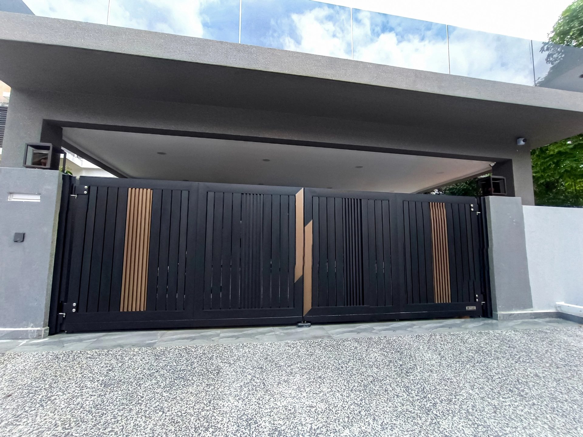 Trackless folding gate Trackless autogate Folding gate Malaysia Aluminium gate Malaysia Delux autogate Unigate Autogate Malaysia Unigate Malaysia Trackless gate Malaysia Aluminium gate supplier Malaysia Aluminium auto gate Autogate price Autogate system price Trackless autogate malaysia price Autogate malaysia price Aluminium gate suppliers lustre 1